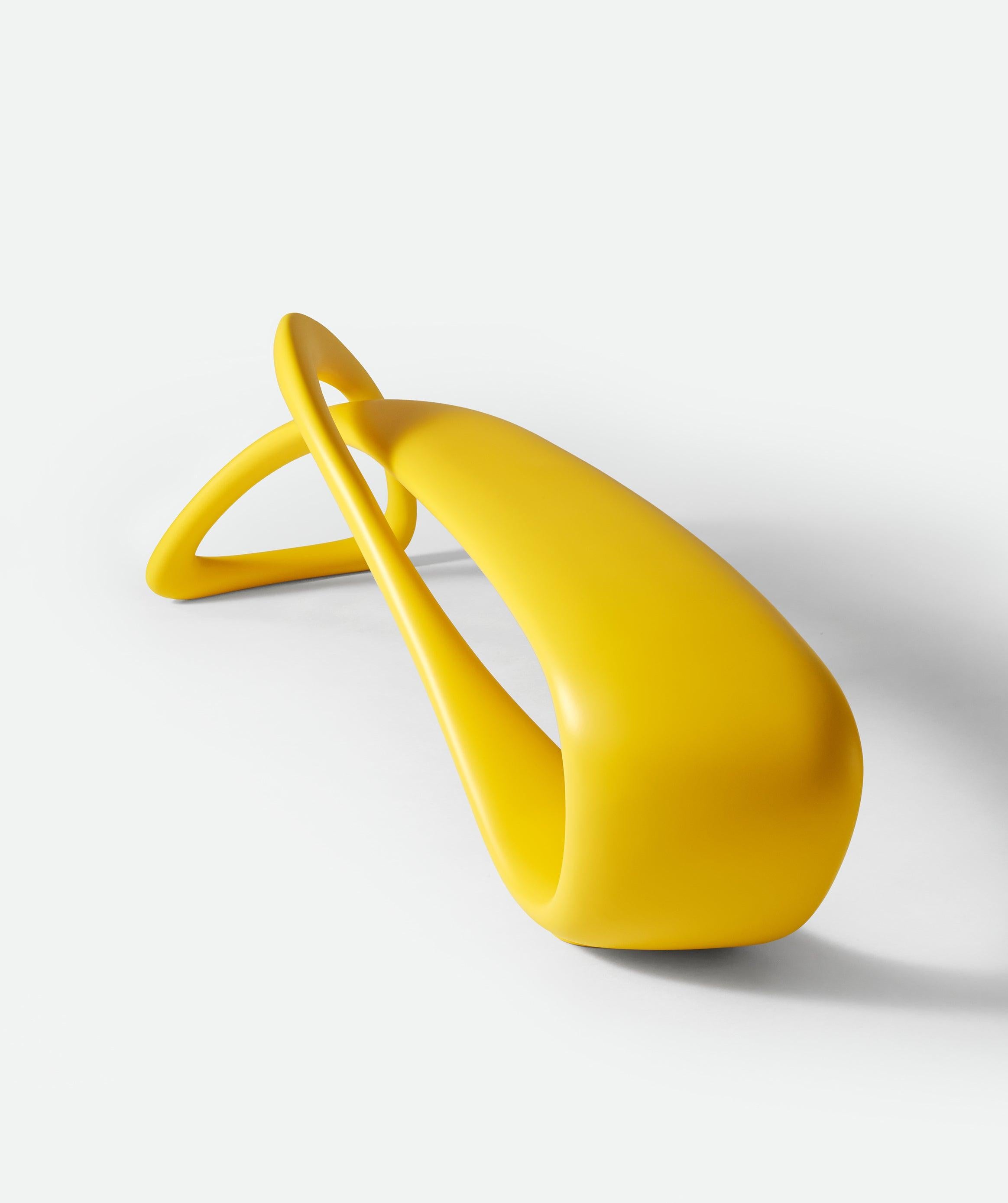 Britannique Siège sculptural en fibre de verre laqué E-Turn en jaune de Brodie Neill en vente