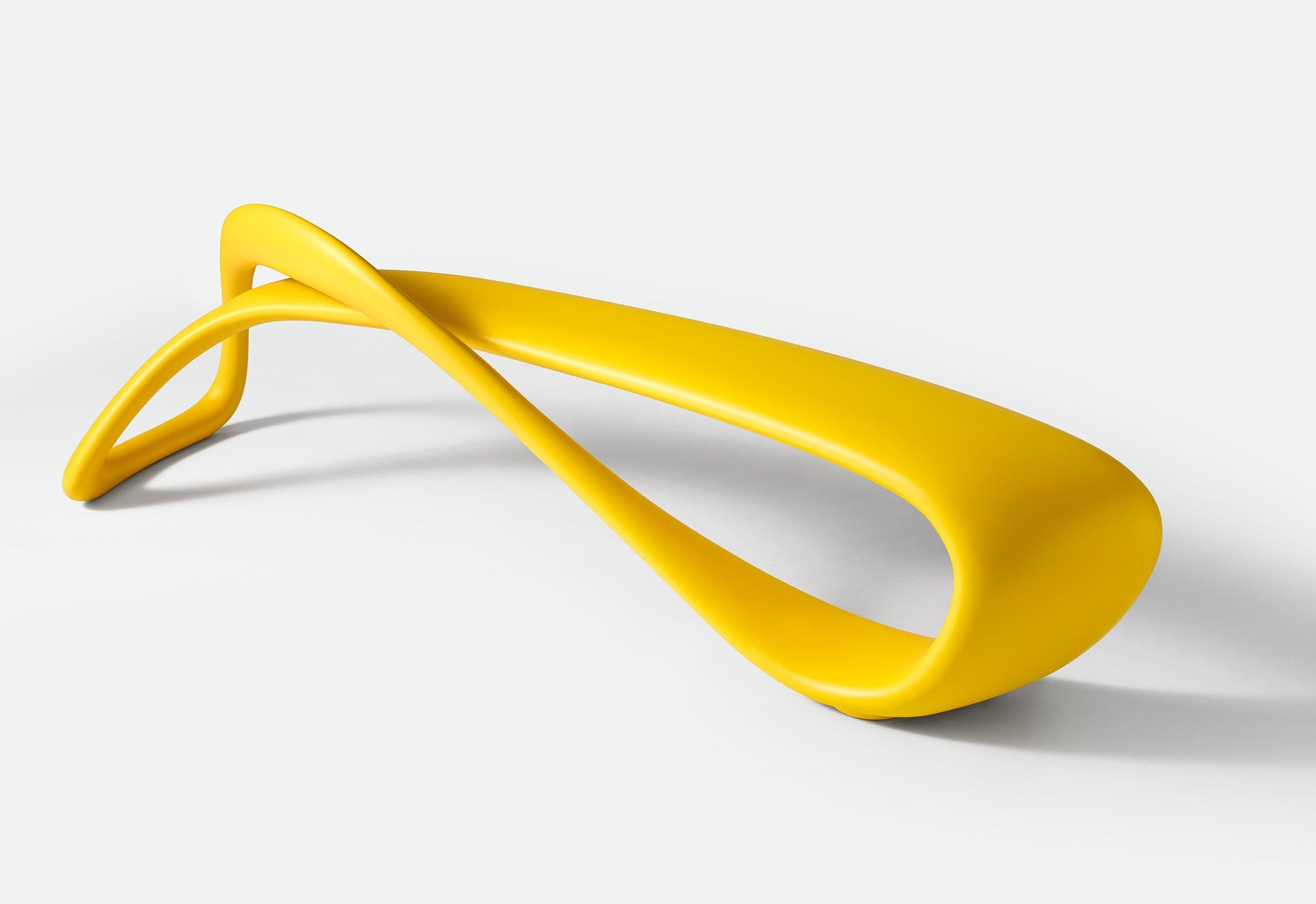 Laqué Siège sculptural en fibre de verre laqué E-Turn en jaune de Brodie Neill en vente