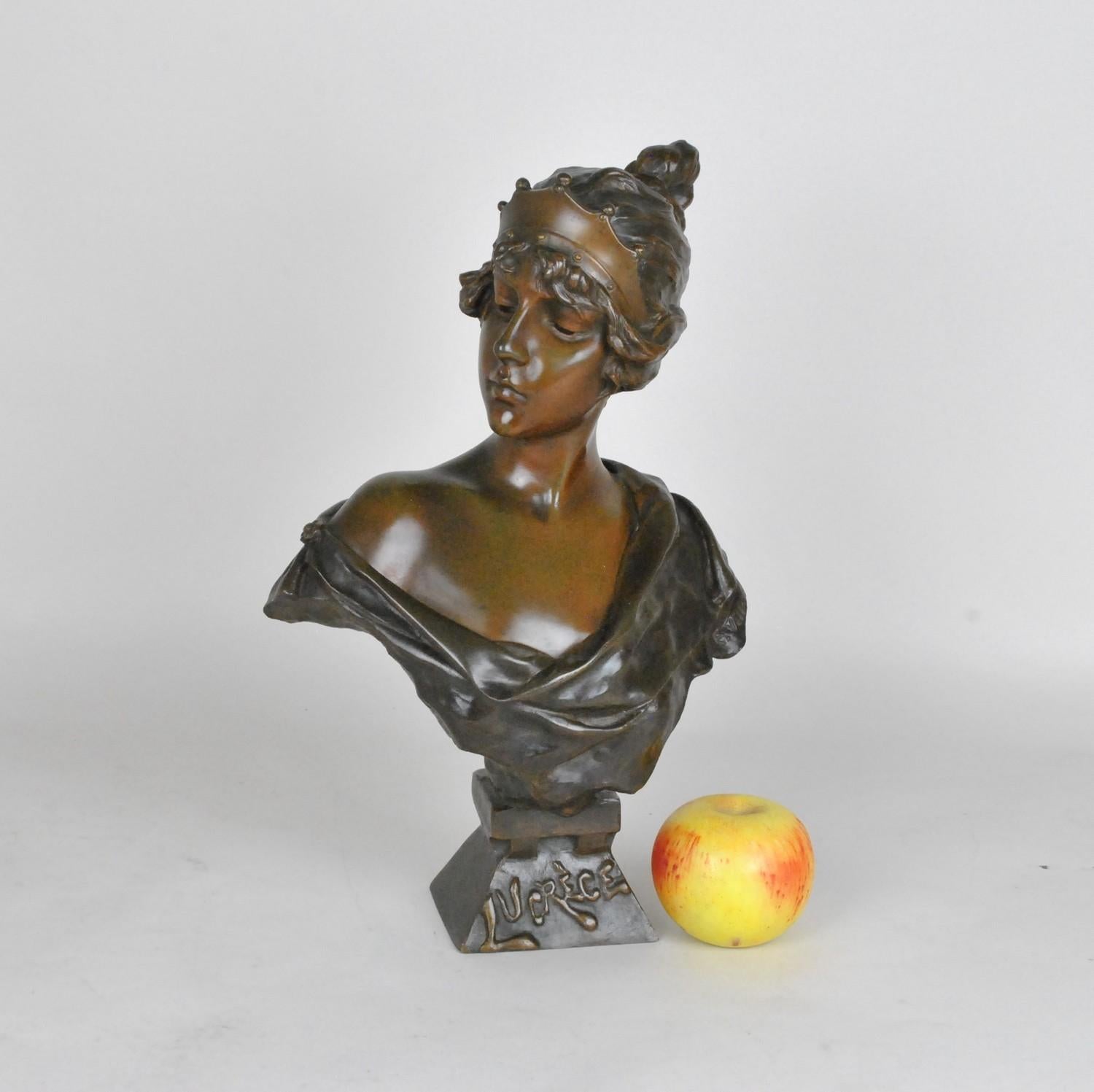 Bronze sculpture with brown patina titled on the front Lucrèce, and signed on the left shoulder E Villanis

Old edition of the Société des Bronzes de Paris from the beginning of the 20th century, numbered 5506.

Slight wear of time on the
