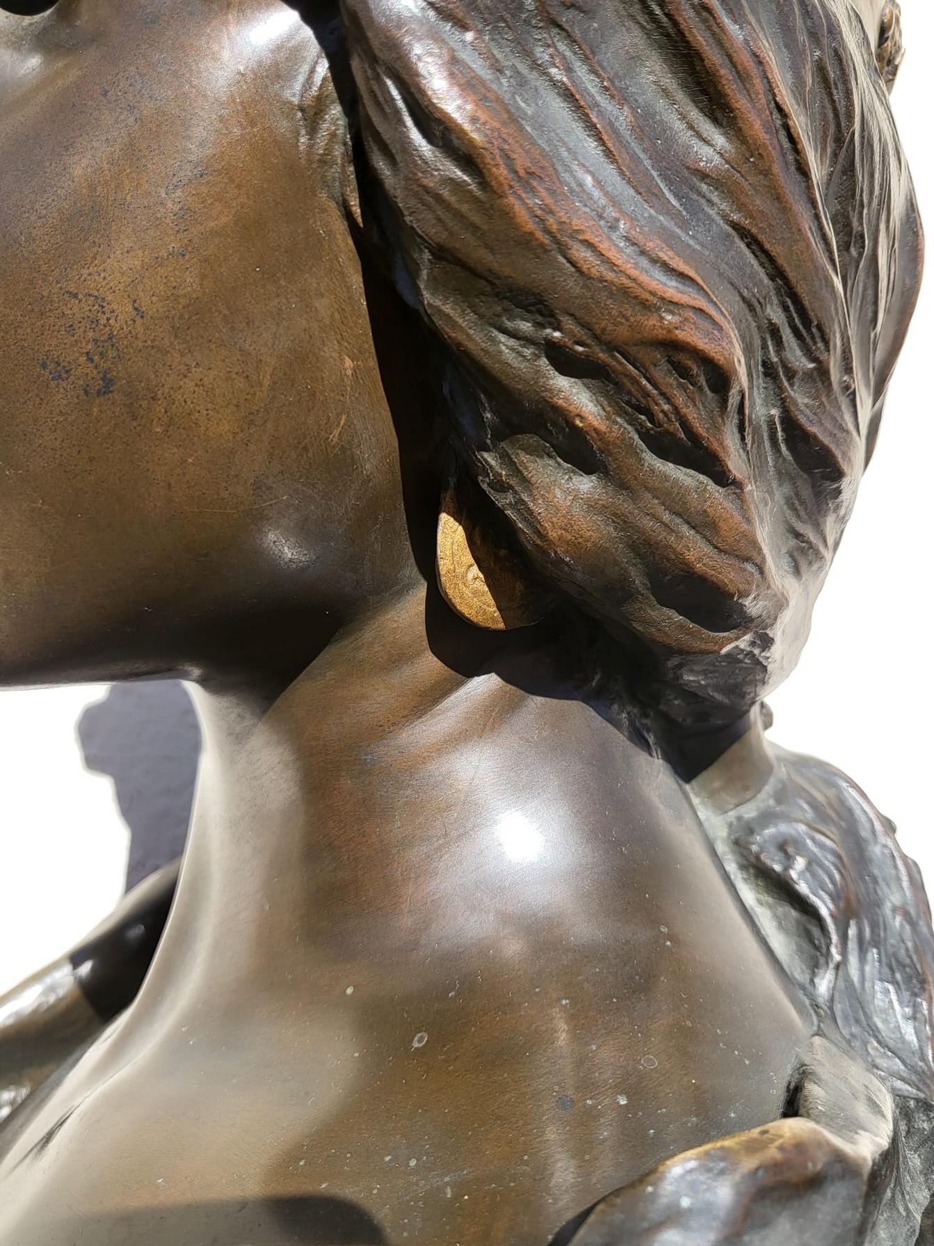 Grand buste en bronze à patine polychrome (brun et or), intitulé La Sibylle

Epreuve signée par l'artiste E Villanis, numérotée DP5792 et portant le cachet de la fonderie 