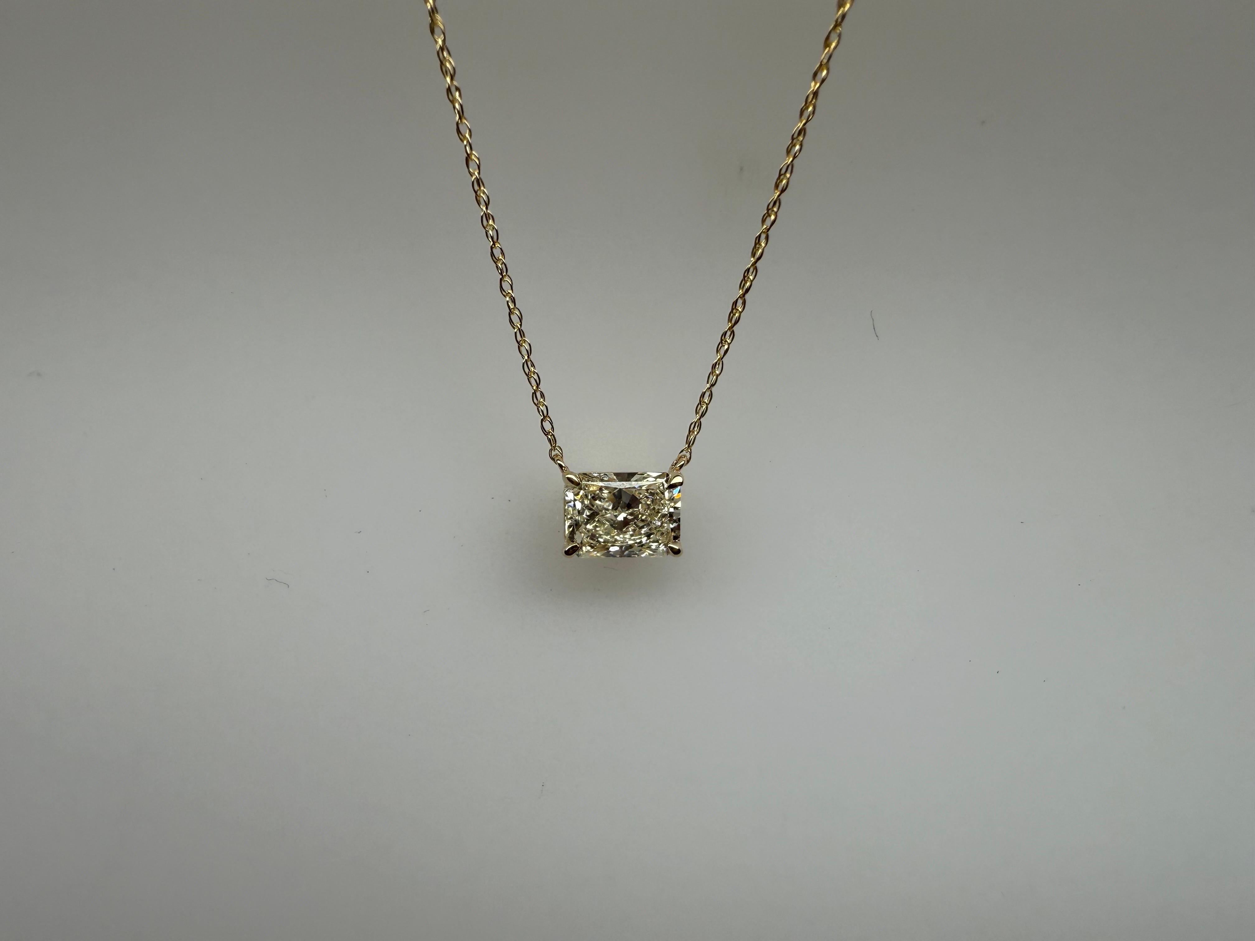 Atemberaubende Anhänger Halskette mit einem 1,50ct strahlenden Diamanten VS2 Klarheit und E Farbe in 14KT Gelbgold minimalistische Einstellung gemacht geschnitten. Die Kette ist 16