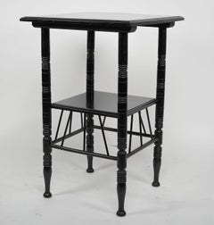 E W Godwin (nach). Ein ebonisierter Beistelltisch