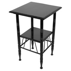 E W Godwin (après). Une table latérale ébonisée