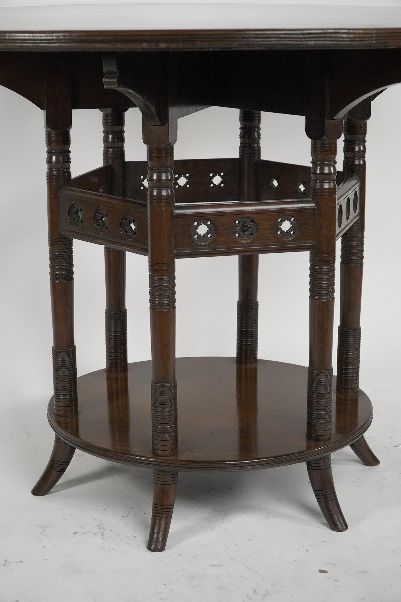 Noyer E W Godwin Table centrale circulaire en noyer à six pieds Aesthetic Movement en vente