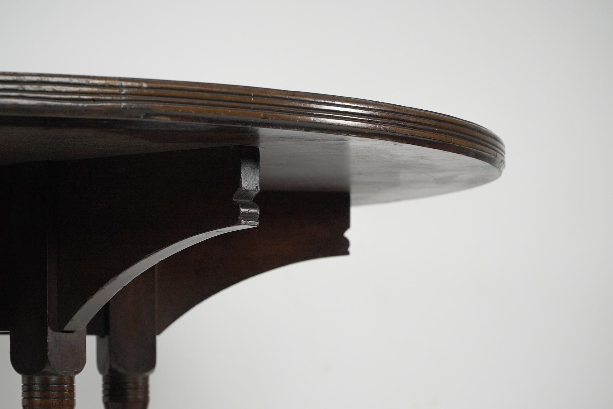 Fin du XIXe siècle E W Godwin Table centrale circulaire en noyer à six pieds Aesthetic Movement en vente
