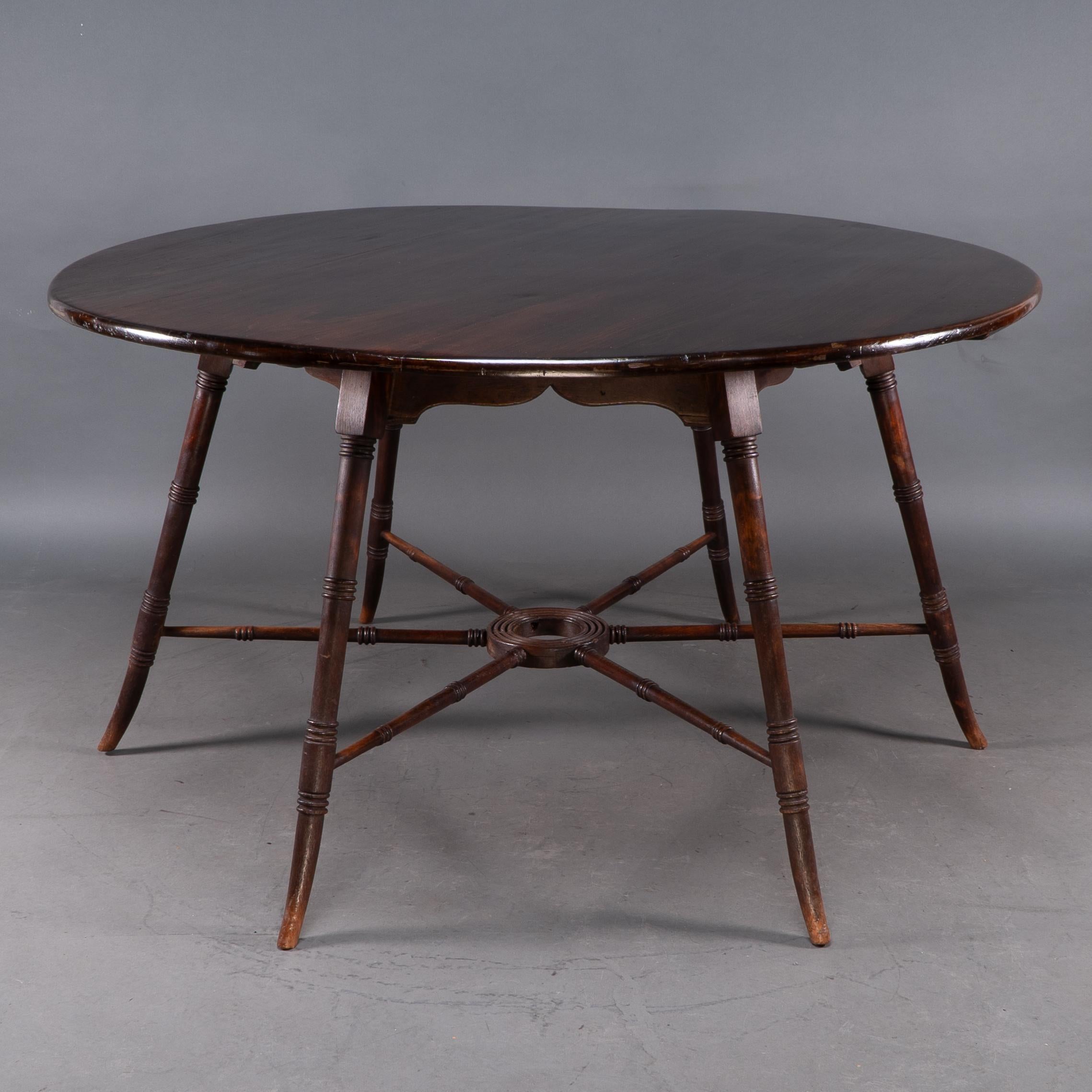E W Godwin, an Anglo-Japanese Aesthetic Movement walnut centre or dining table In Good Condition For Sale In London, GB