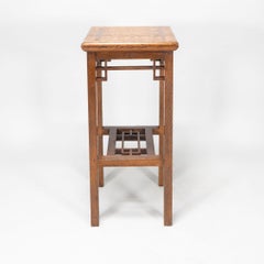 E. W. Godwin. Ein anglo-japanischer Statuenständer aus Eiche und Gitterwerk mit breiter Intarsienplatte