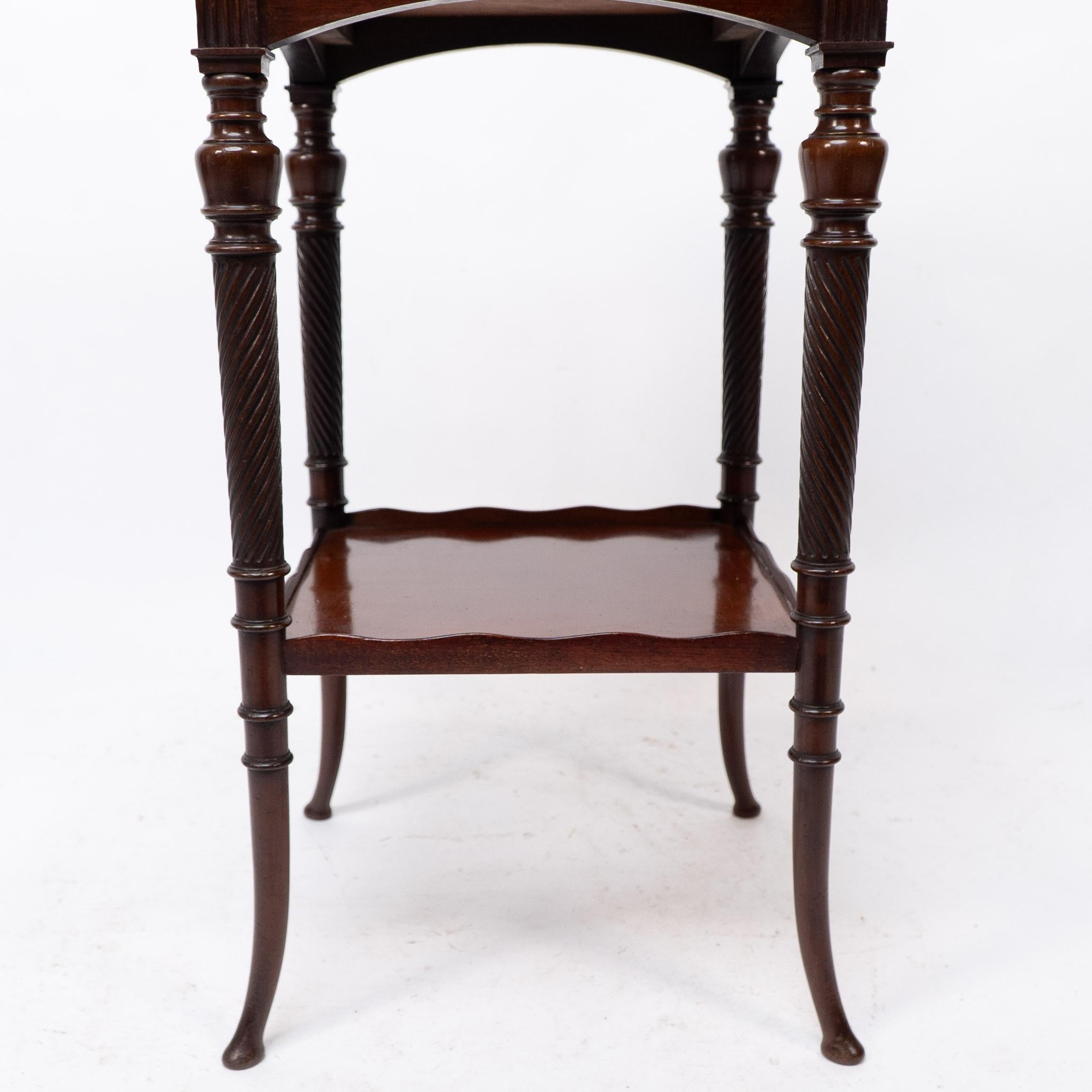 E W Godwin attr, pour Collinson & Lock. Table d'appoint en acajou Aesthetic Movement en vente 3