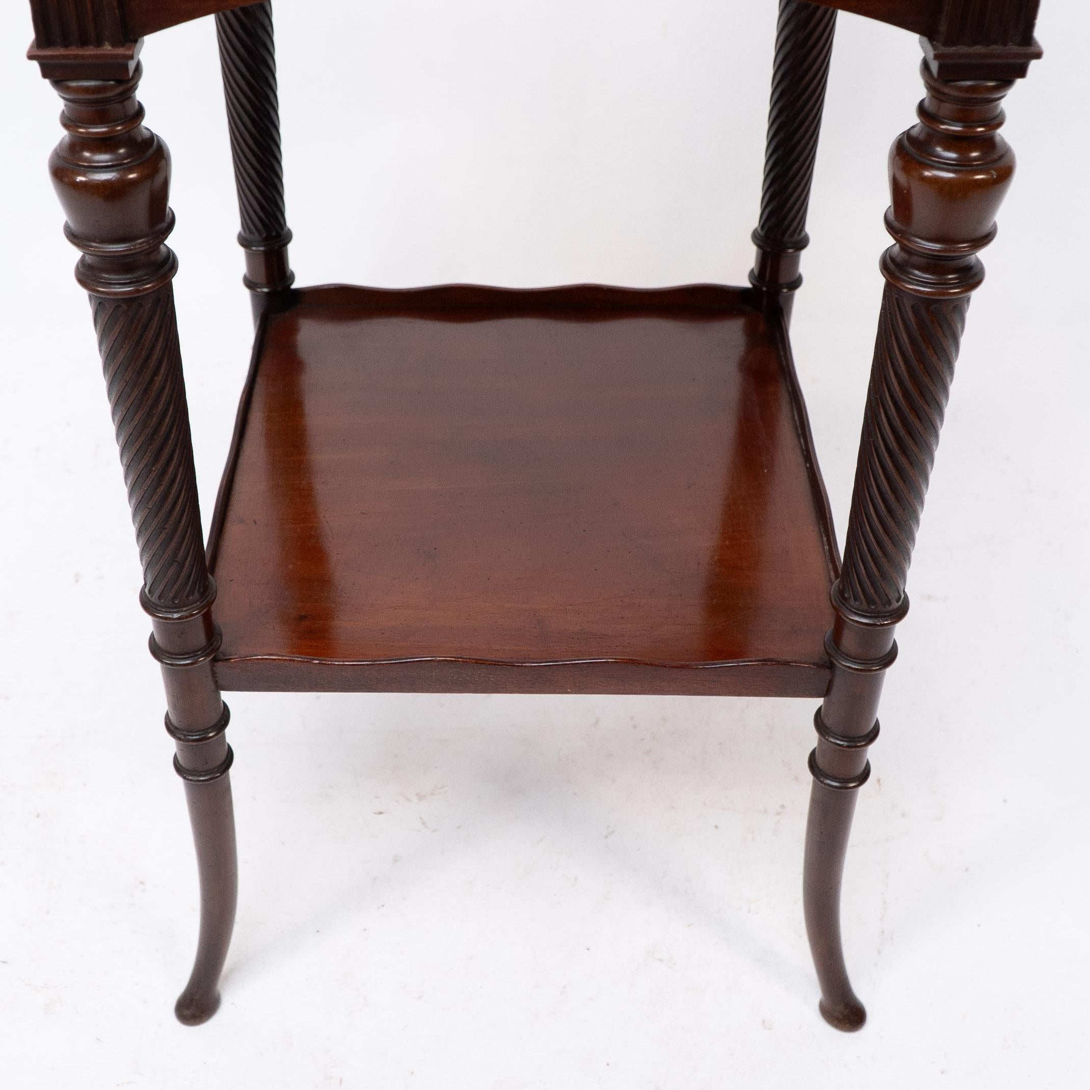 E W Godwin attr, pour Collinson & Lock. Table d'appoint en acajou Aesthetic Movement en vente 4
