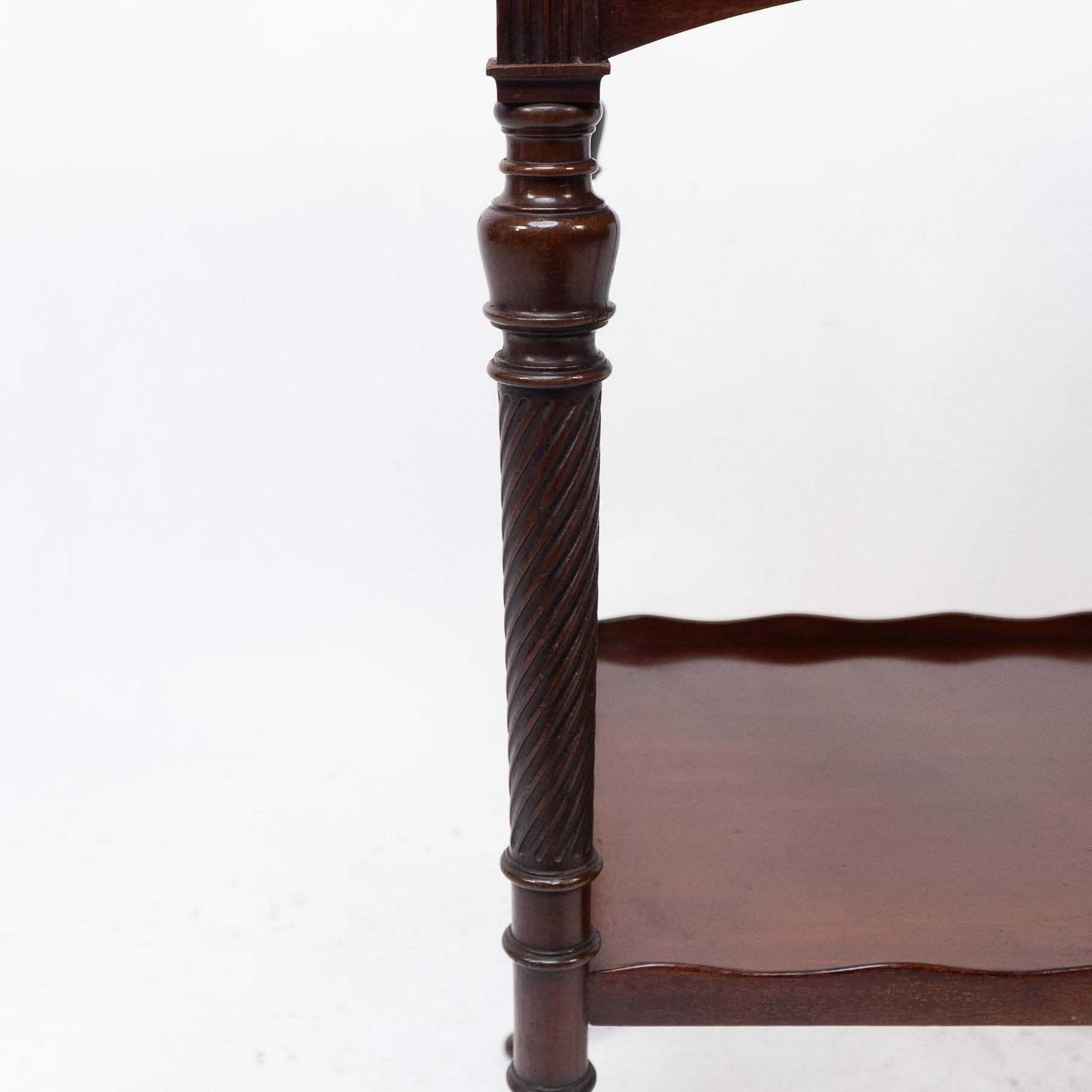 E W Godwin attr, pour Collinson & Lock. Table d'appoint en acajou Aesthetic Movement en vente 5