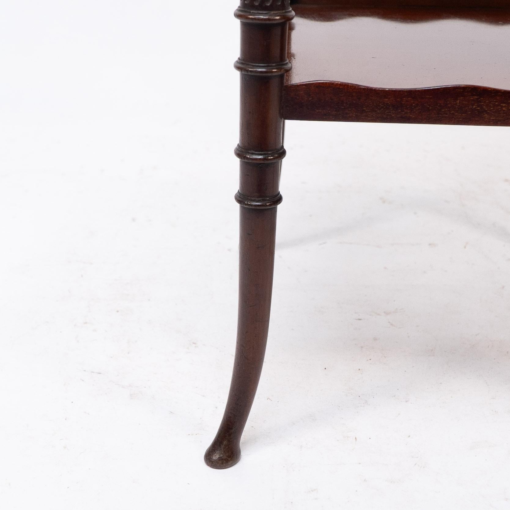 E W Godwin attr, pour Collinson & Lock. Table d'appoint en acajou Aesthetic Movement en vente 6