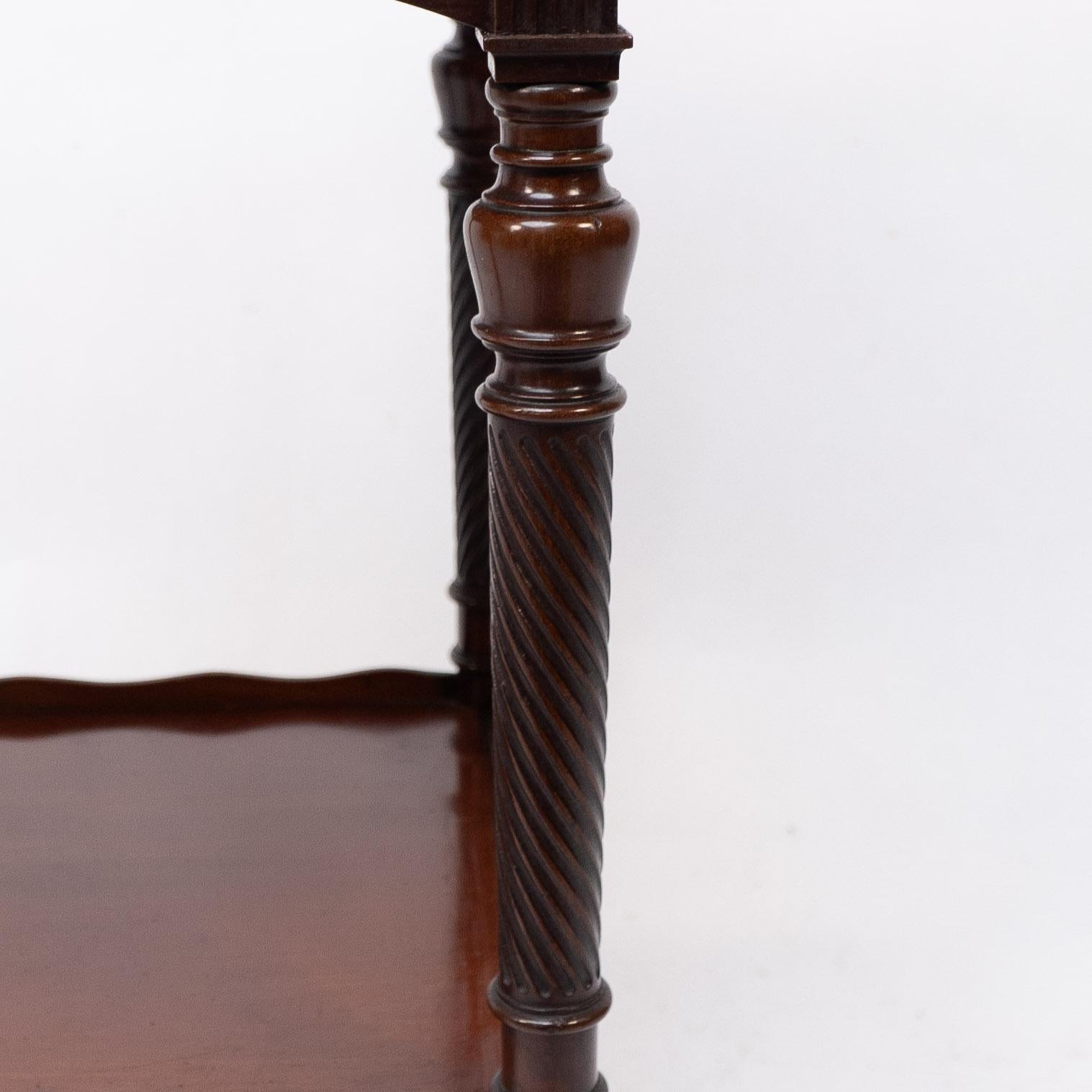 E W Godwin attr, pour Collinson & Lock. Table d'appoint en acajou Aesthetic Movement en vente 7
