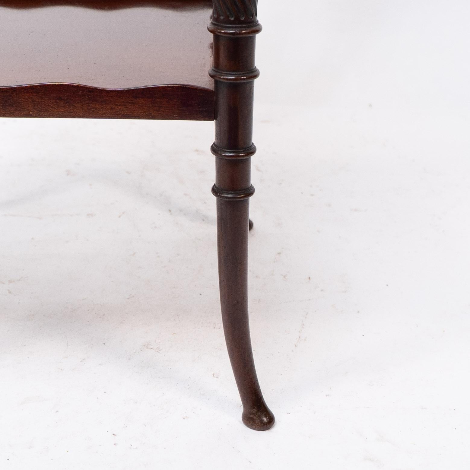E W Godwin attr, pour Collinson & Lock. Table d'appoint en acajou Aesthetic Movement en vente 8