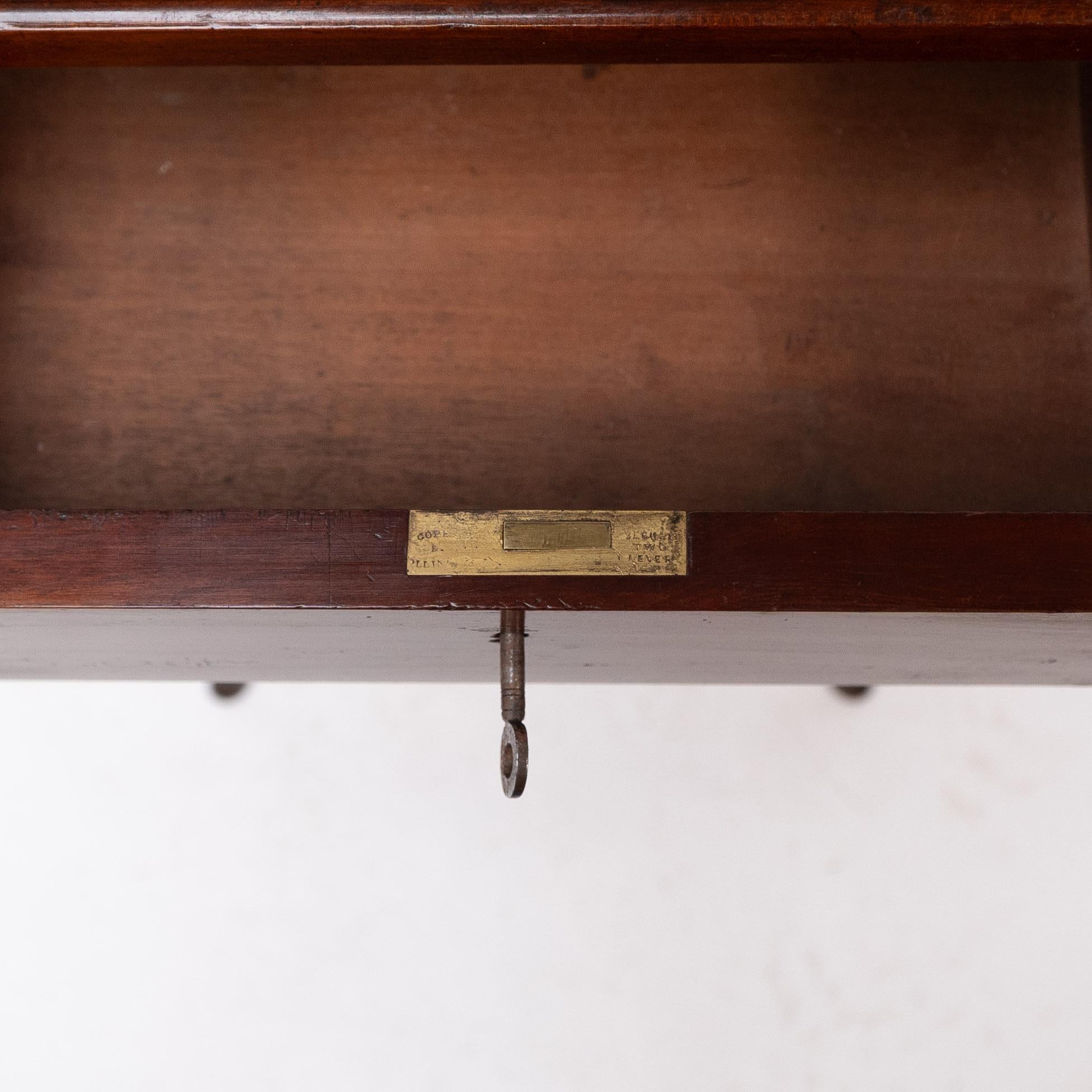 E W Godwin attr, pour Collinson & Lock. Table d'appoint en acajou Aesthetic Movement en vente 10