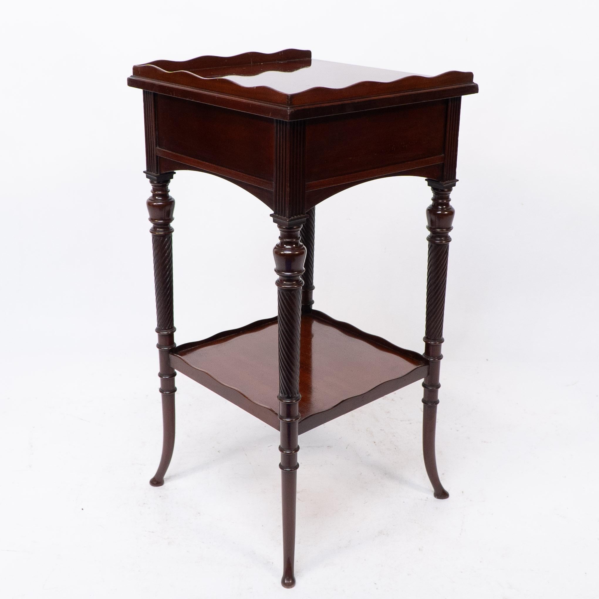 E W Godwin attr, pour Collinson & Lock. Table d'appoint en acajou Aesthetic Movement en vente 11