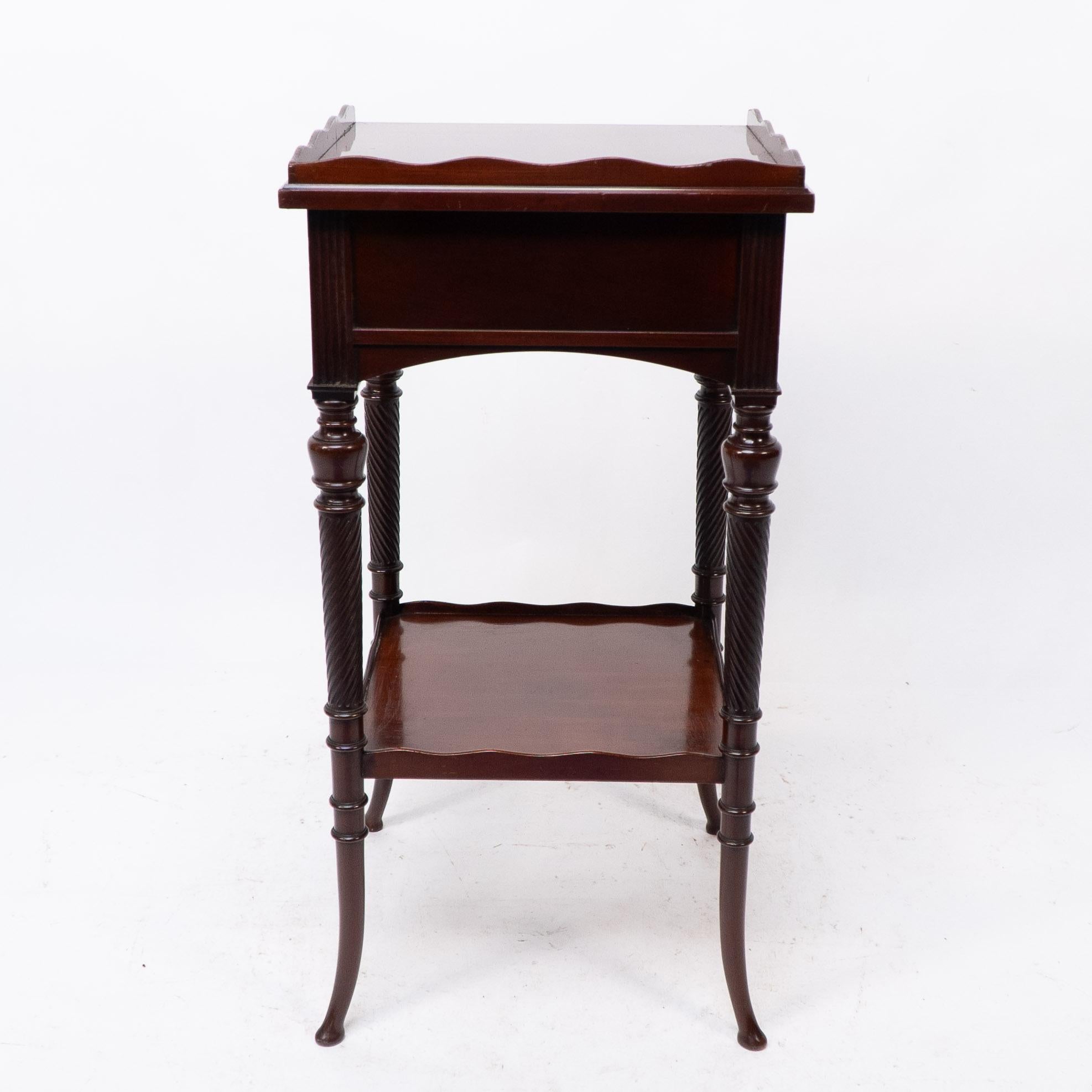 E W Godwin attr, pour Collinson & Lock. Table d'appoint en acajou Aesthetic Movement en vente 13