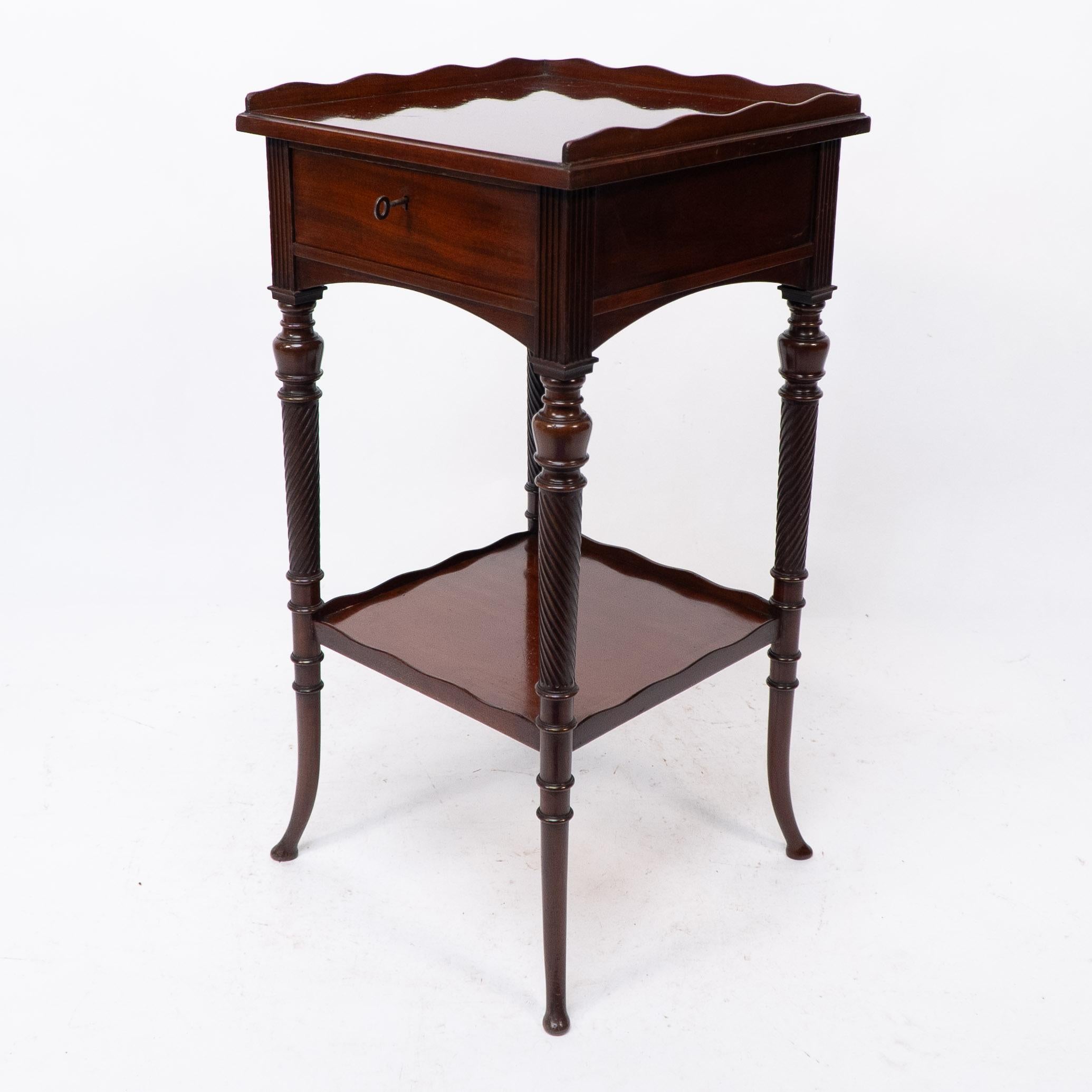 Mouvement esthétique E W Godwin attr, pour Collinson & Lock. Table d'appoint en acajou Aesthetic Movement en vente