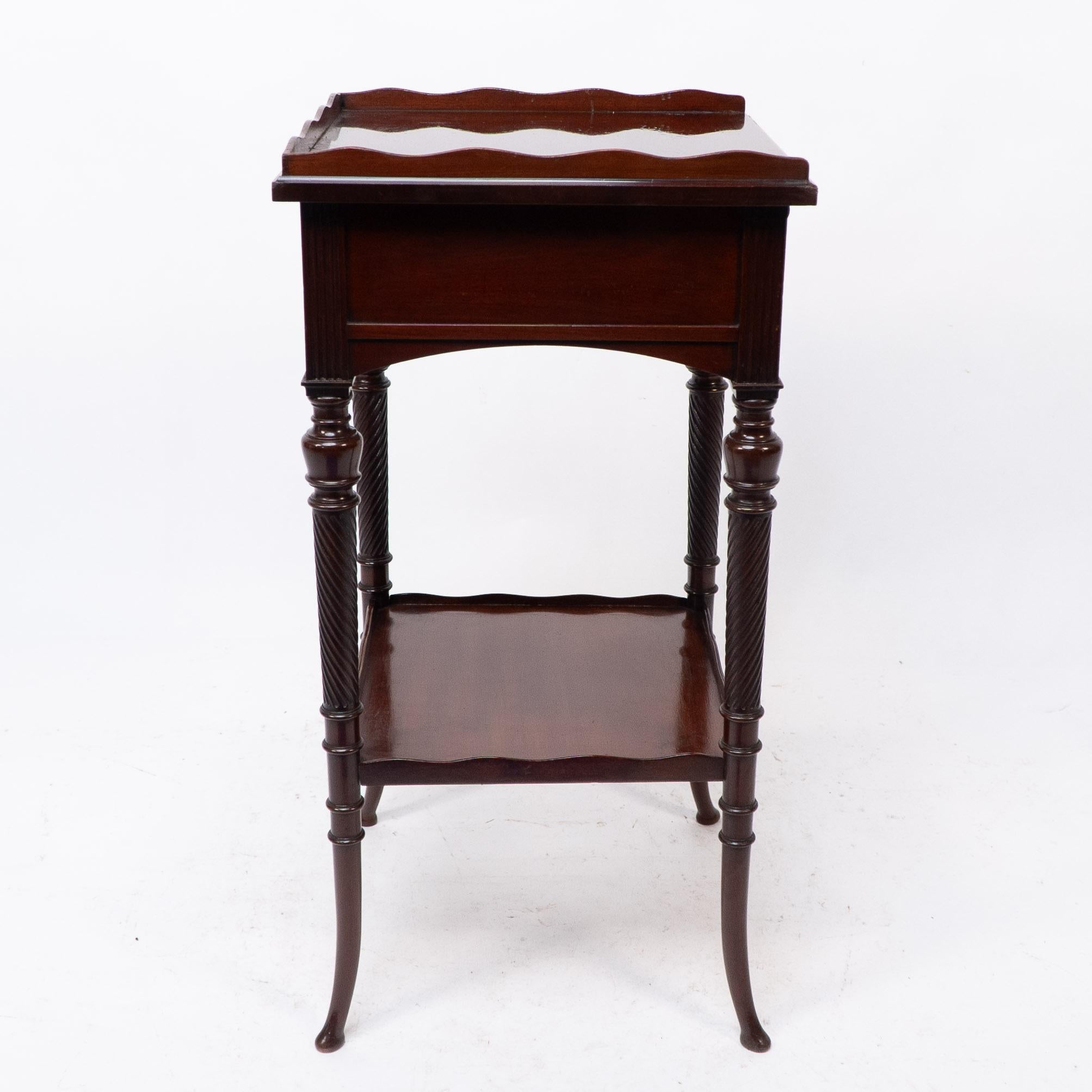 Indien E W Godwin attr, pour Collinson & Lock. Table d'appoint en acajou Aesthetic Movement en vente
