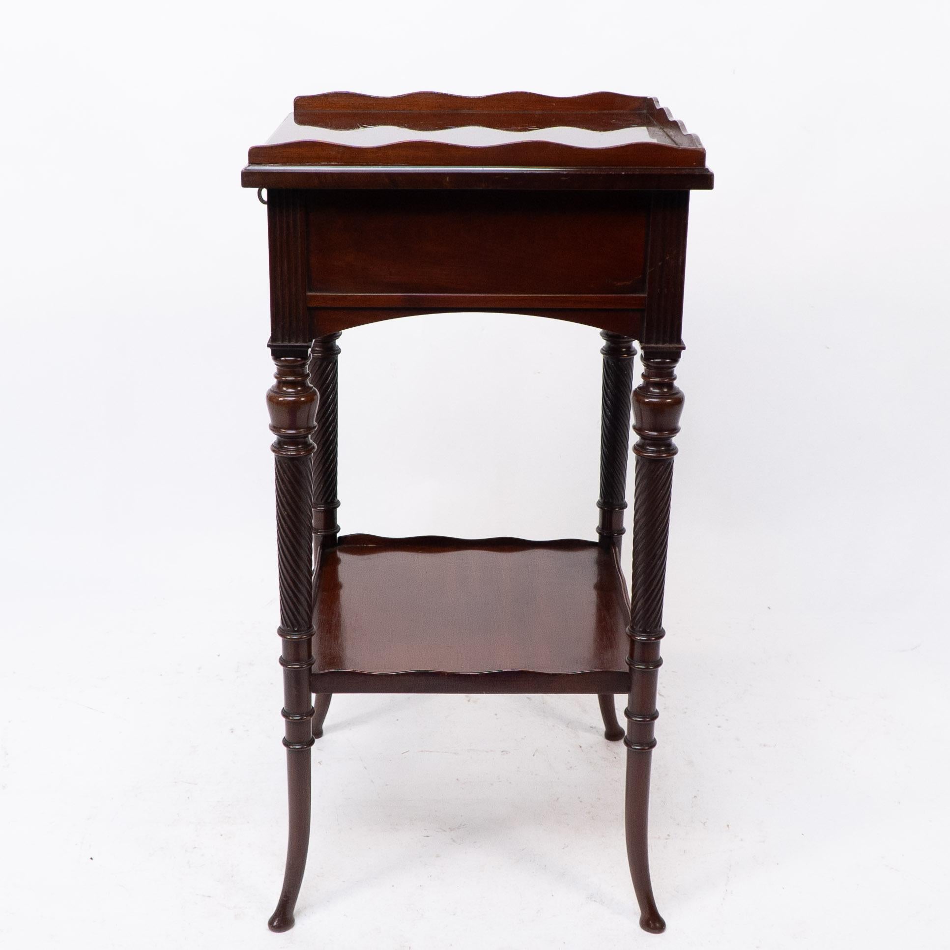 E W Godwin attr, pour Collinson & Lock. Table d'appoint en acajou Aesthetic Movement Bon état - En vente à London, GB