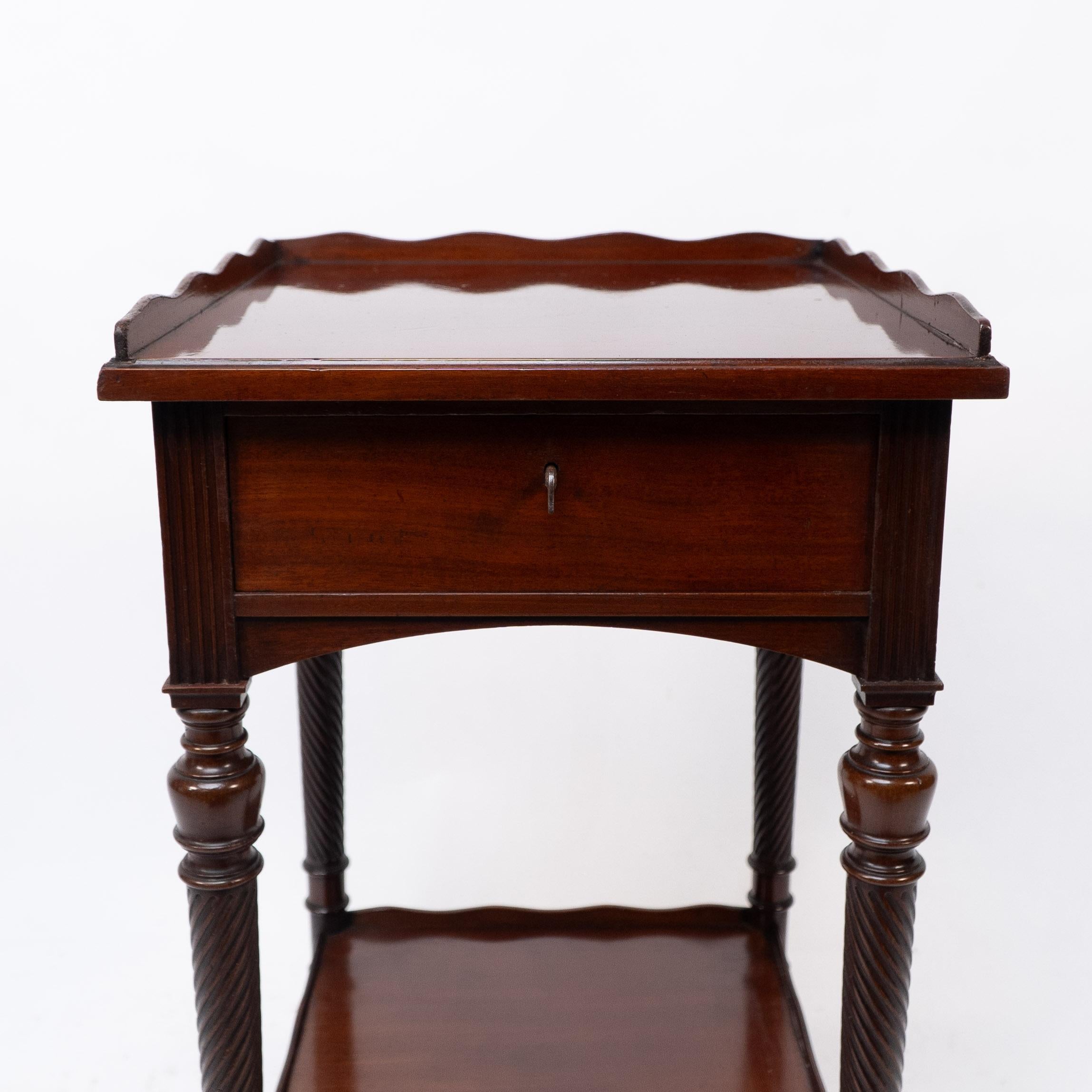 Acajou E W Godwin attr, pour Collinson & Lock. Table d'appoint en acajou Aesthetic Movement en vente