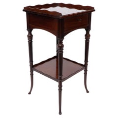 E W Godwin attr, pour Collinson & Lock. Table d'appoint en acajou Aesthetic Movement