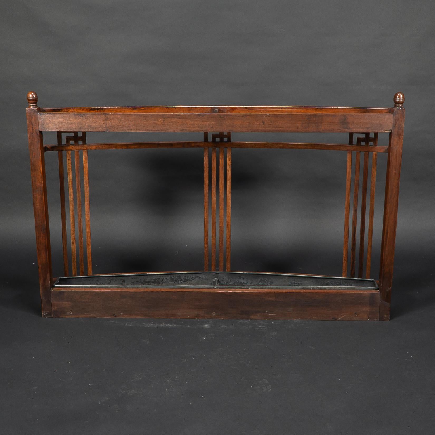E. W. Godwin, attri. A Slim Aesthetic Movement Schirmständer aus Nussbaumholz mit Stock im Zustand „Gut“ im Angebot in London, GB