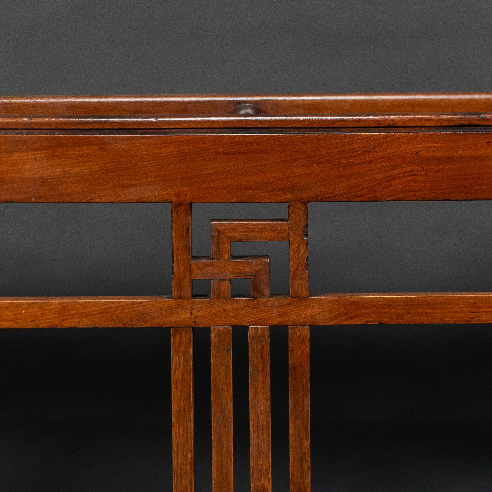 E. W. Godwin, attri. A Slim Aesthetic Movement Schirmständer aus Nussbaumholz mit Stock (19. Jahrhundert) im Angebot