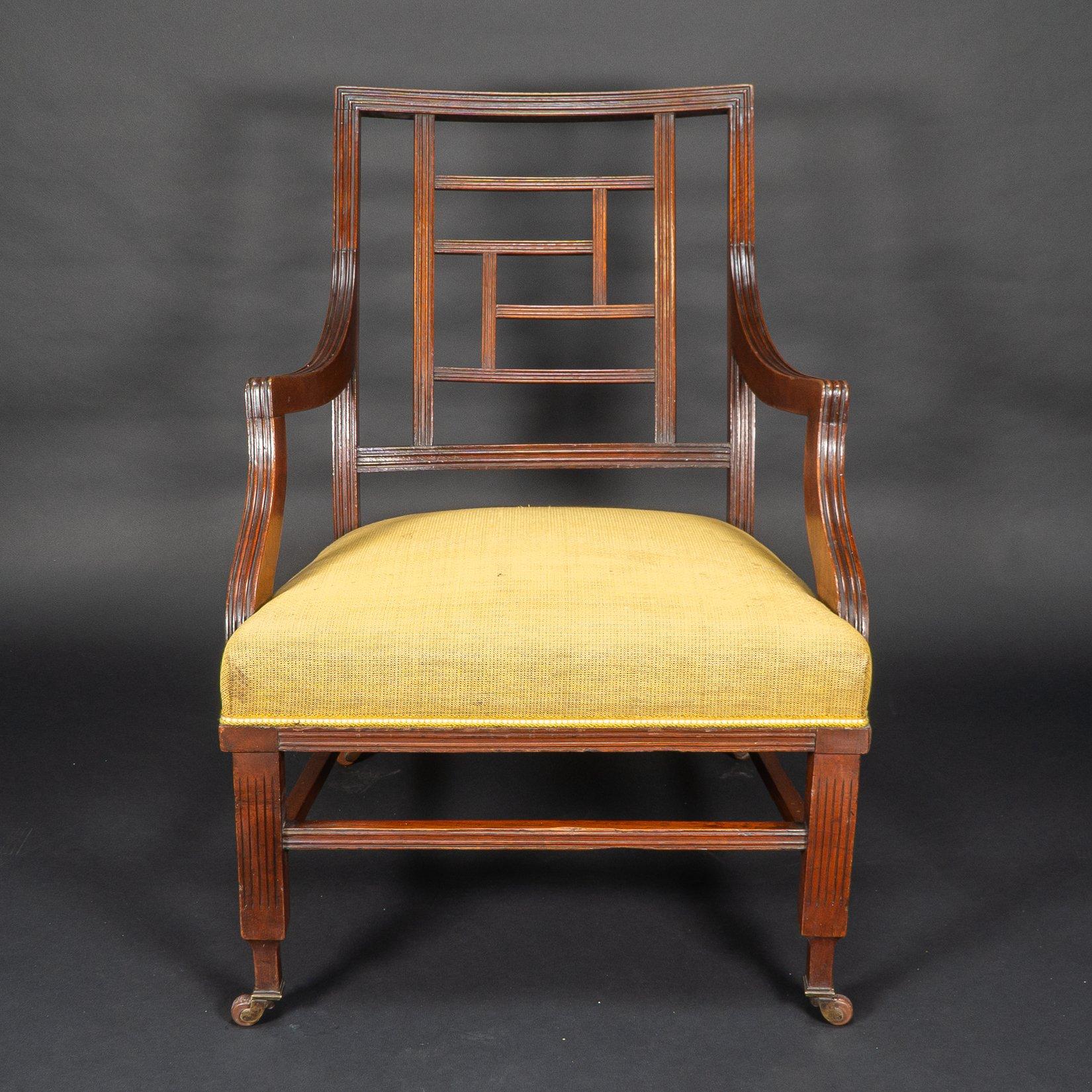 E. W. Godwin zugeschrieben
Ein anglo-japanischer Nussbaumsessel des Aesthetic Movement mit gitterartiger Rückenlehne, geformten Armlehnen und durchgehendem Fahrgassendekor. Diese seltene Variante hat Vorderbeine im Theben-Stil und steht auf den