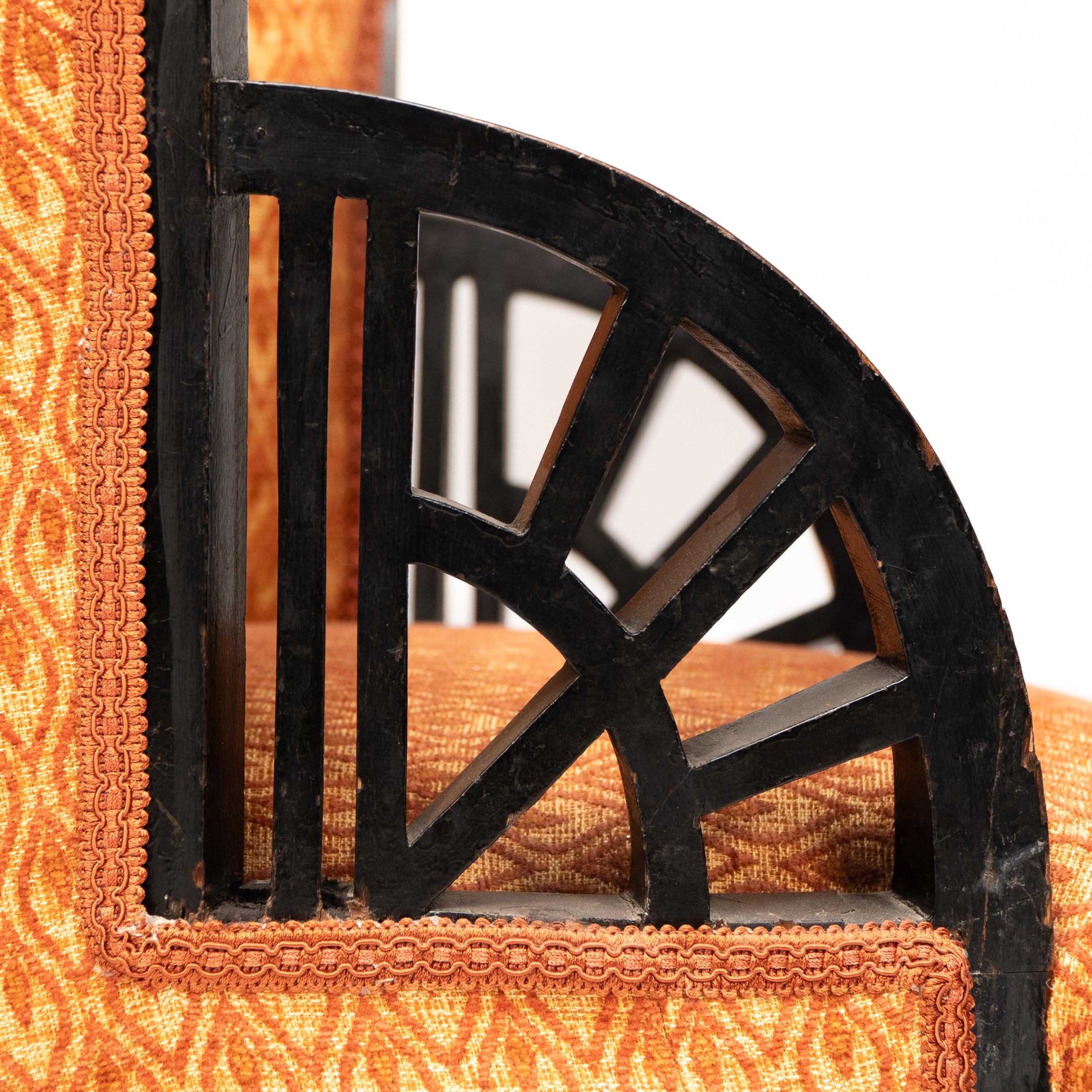 E W Godwin attri. Un sillón circular anglojaponés con brazos en forma de abanico en venta 3