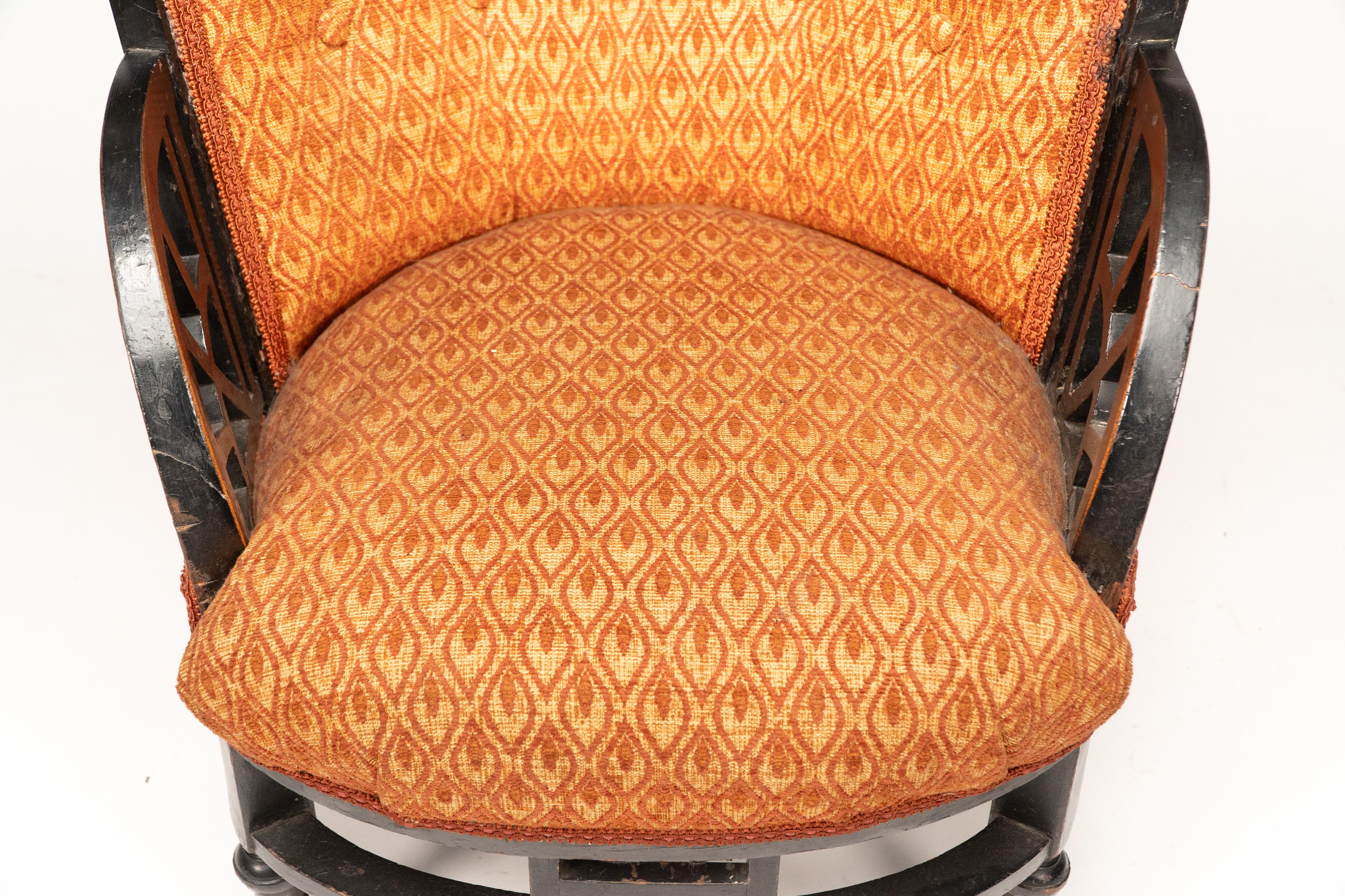 E W Godwin attri. Un sillón circular anglojaponés con brazos en forma de abanico en venta 6