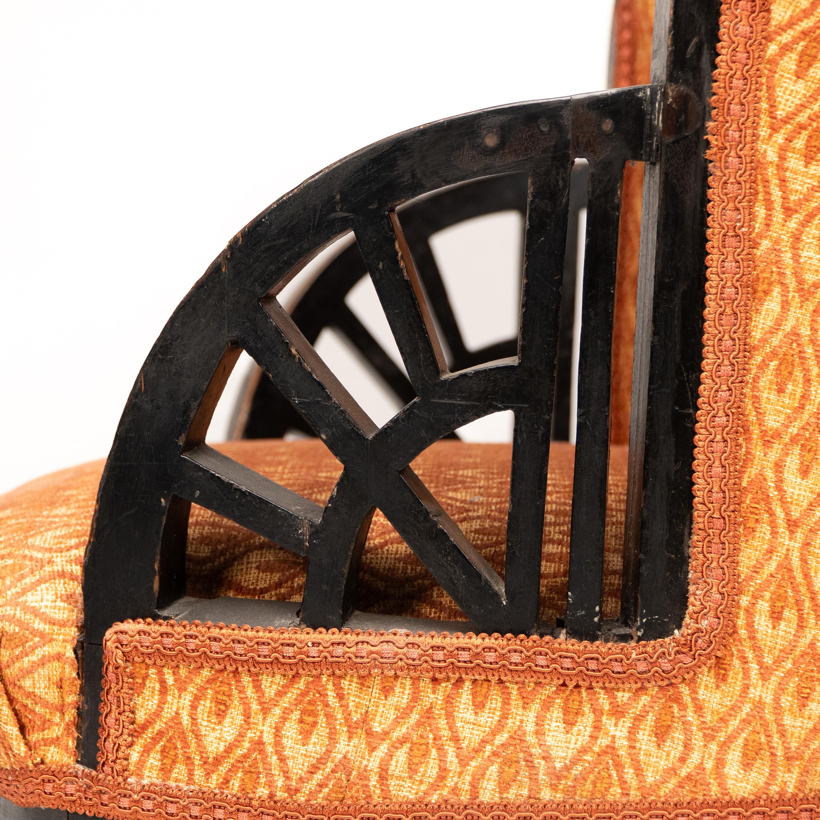E W Godwin attri. Un sillón circular anglojaponés con brazos en forma de abanico en venta 8