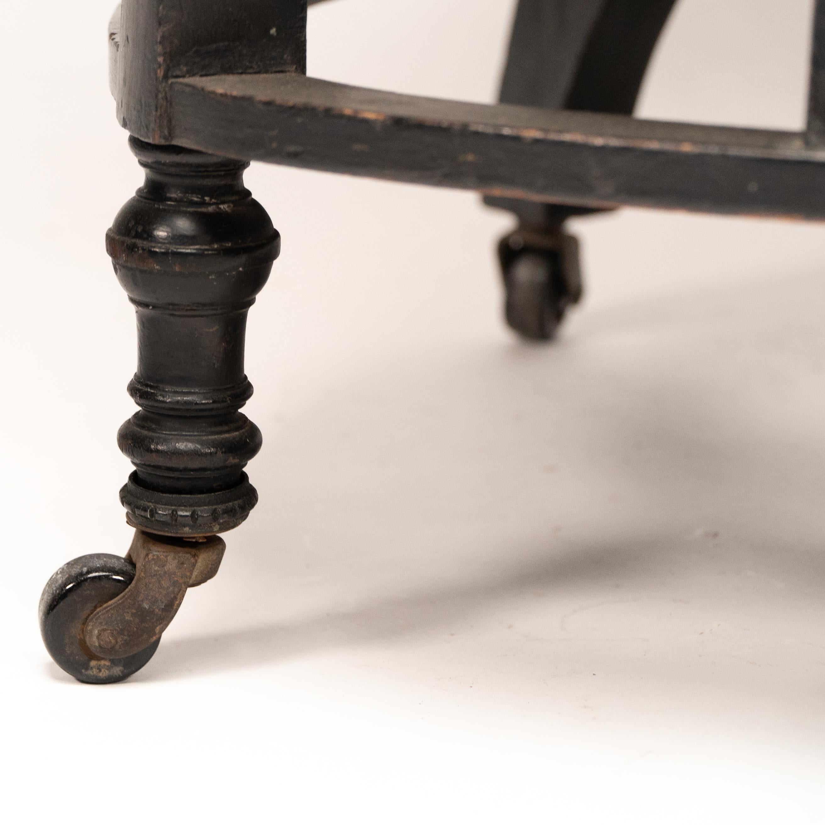 E W Godwin attri. Un sillón circular anglojaponés con brazos en forma de abanico en venta 9