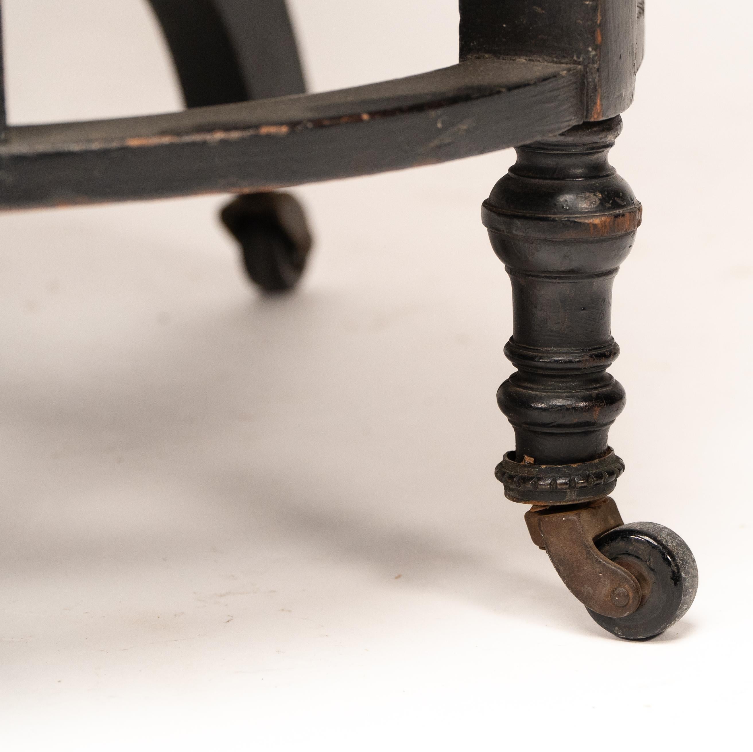 E W Godwin attri. Un sillón circular anglojaponés con brazos en forma de abanico en venta 10