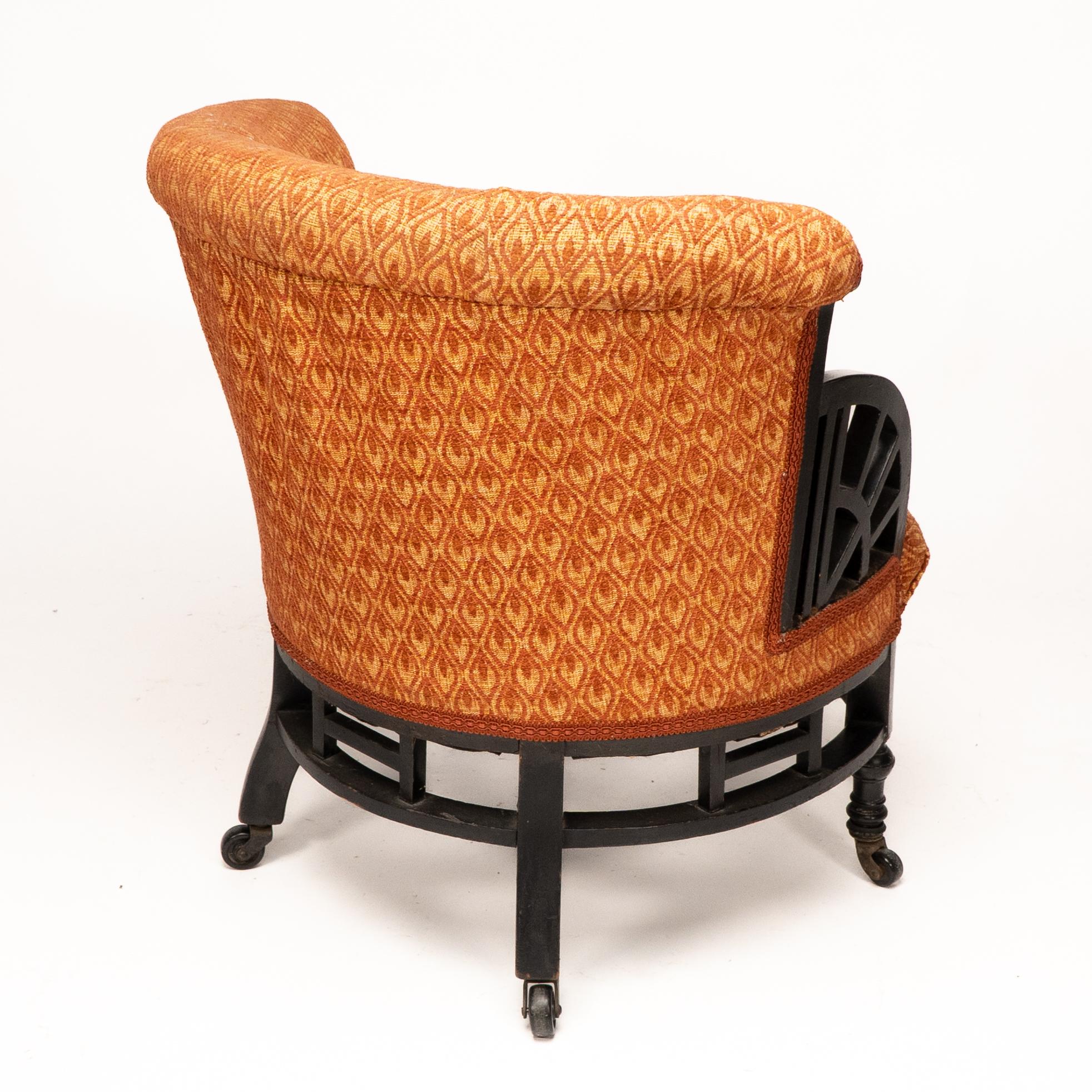 E W Godwin attri. Un sillón circular anglojaponés con brazos en forma de abanico en venta 11