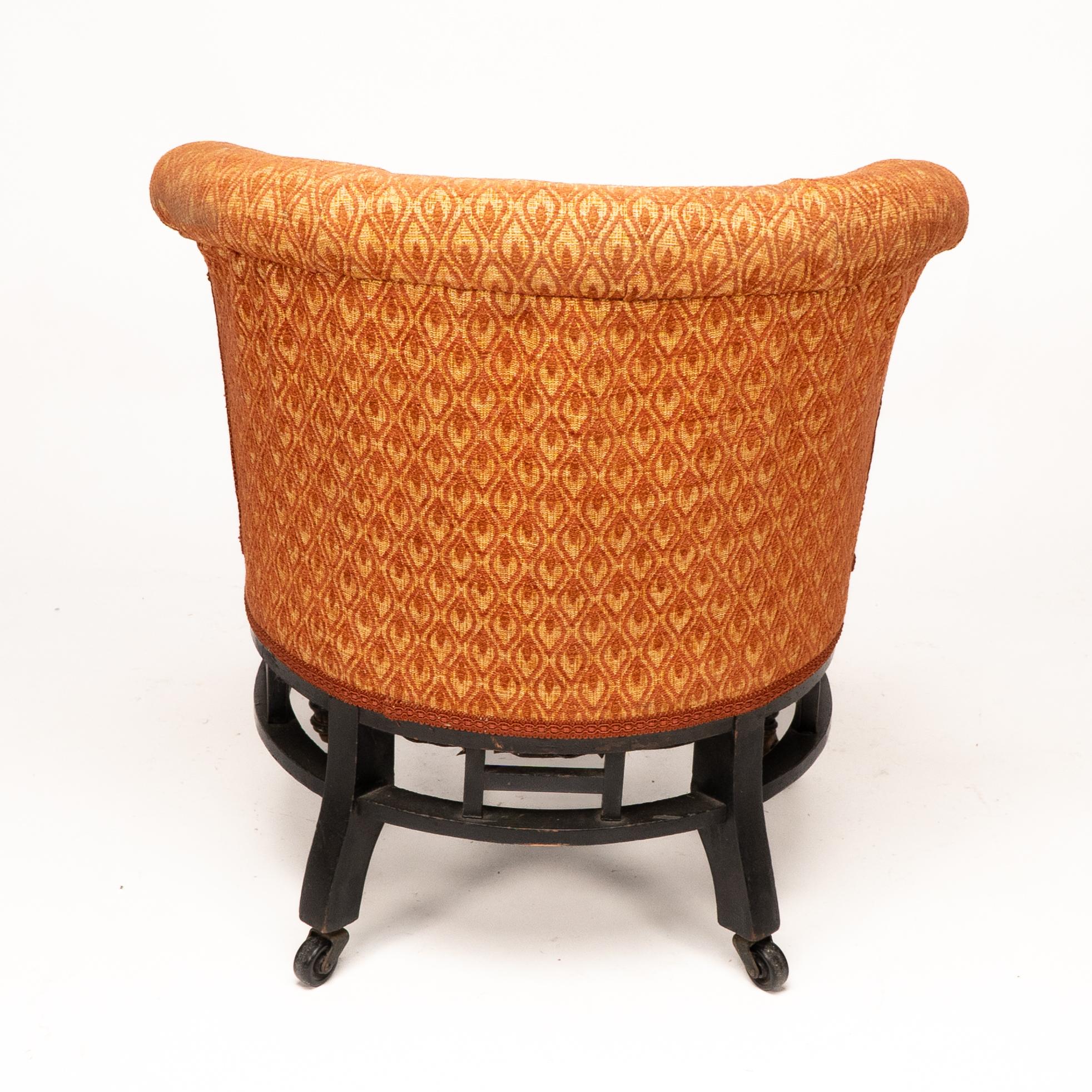 E W Godwin attri. Un sillón circular anglojaponés con brazos en forma de abanico en venta 12