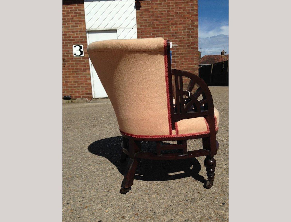 E W Godwin, Atribuido, un sillón circular anglojaponés con brazos en forma de abanico Anglojaponés en venta