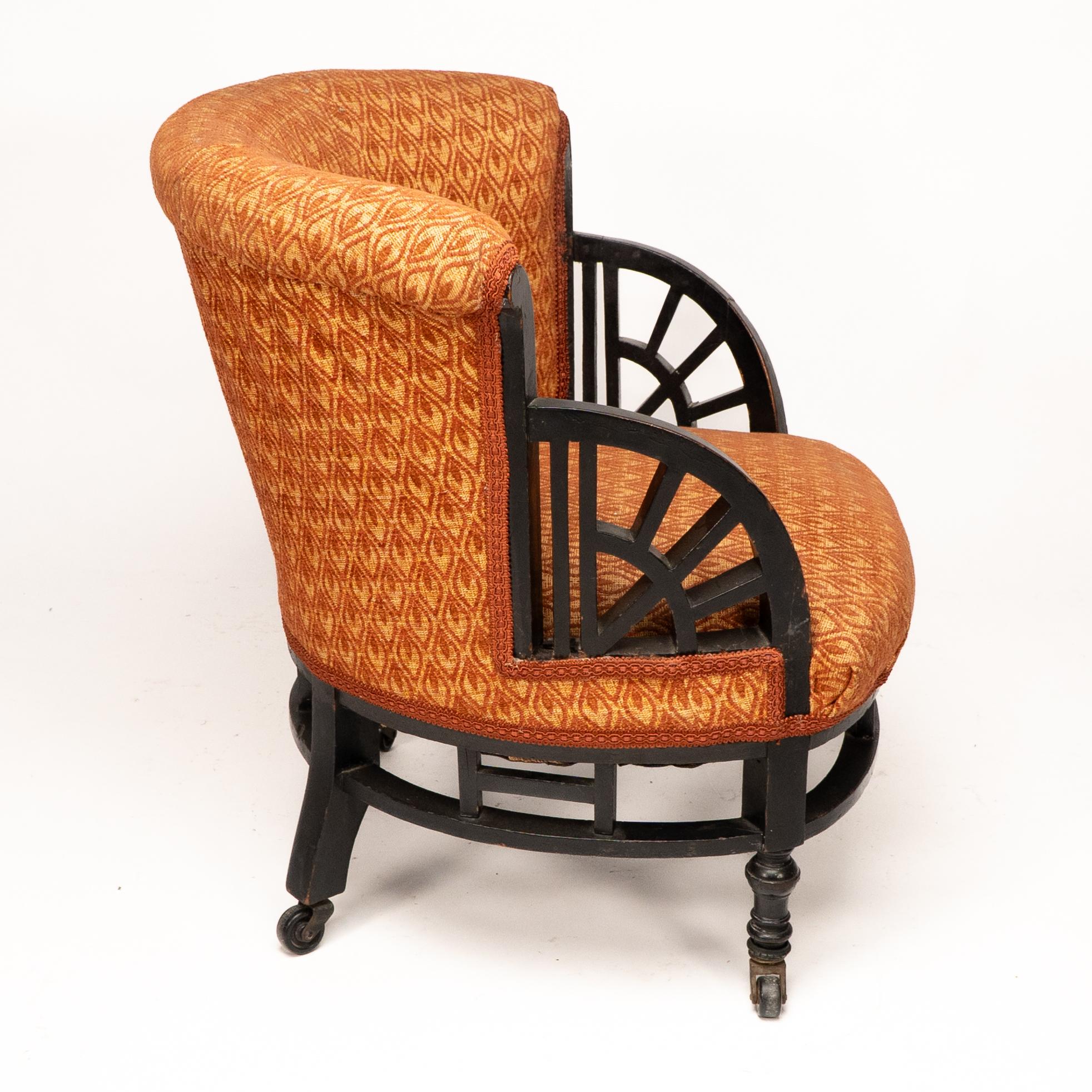 E W Godwin attri. Un sillón circular anglojaponés con brazos en forma de abanico Inglés en venta