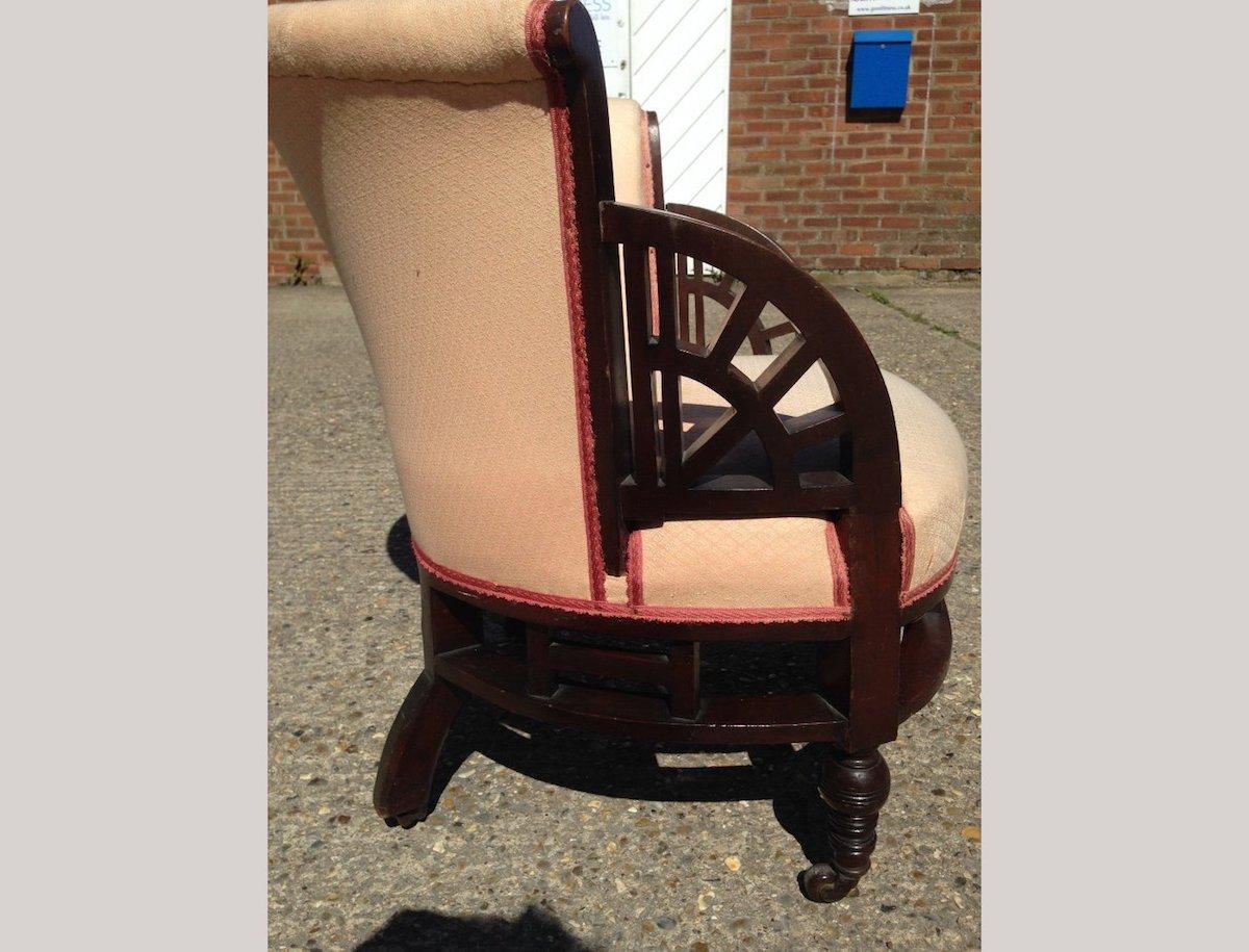 Ein anglo-japanischer runder Sessel mit fächerförmigen Armlehnen von W Godwin, zugeschrieben (Englisch) im Angebot