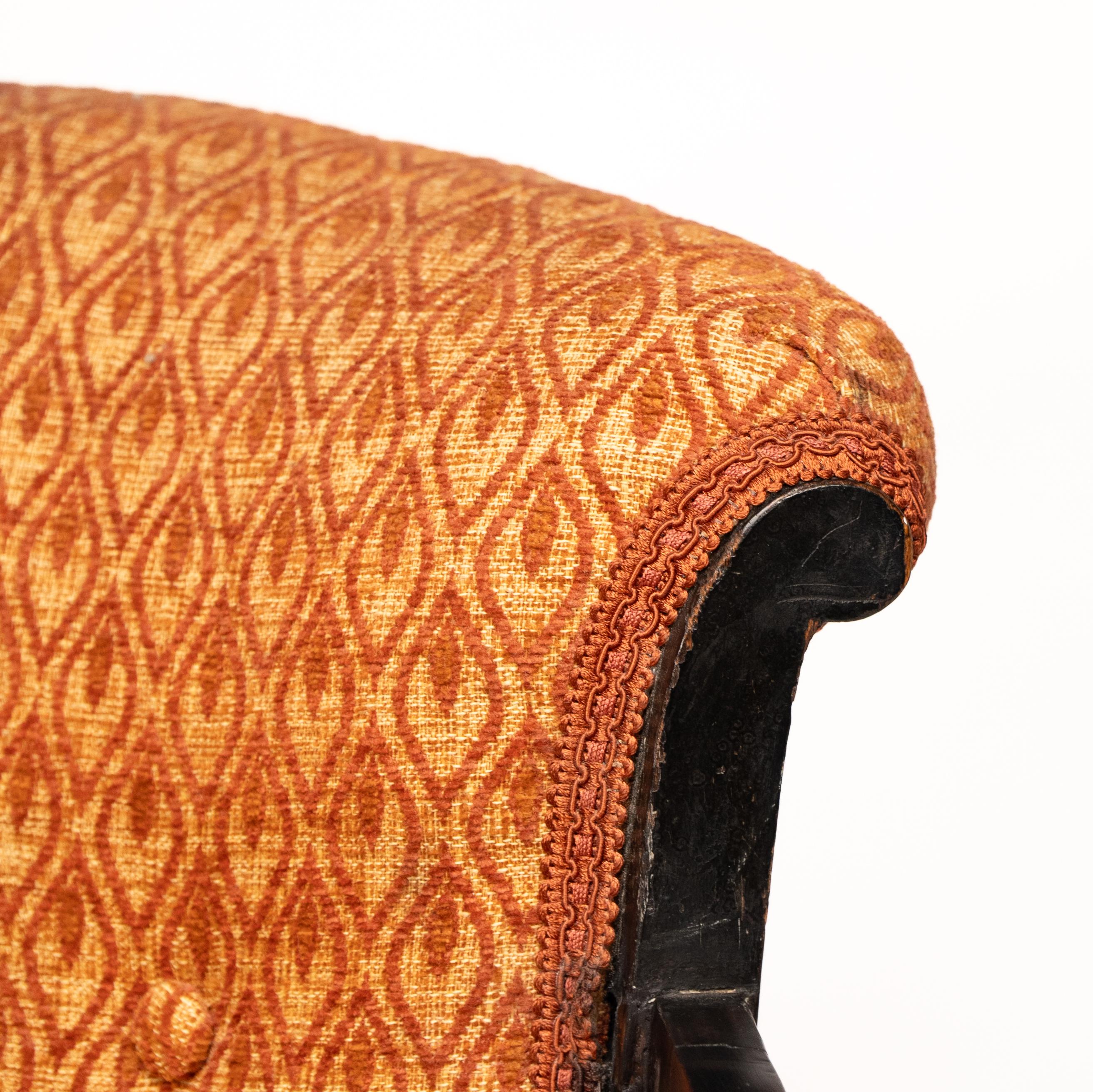 E W Godwin attri. Un sillón circular anglojaponés con brazos en forma de abanico Nogal en venta