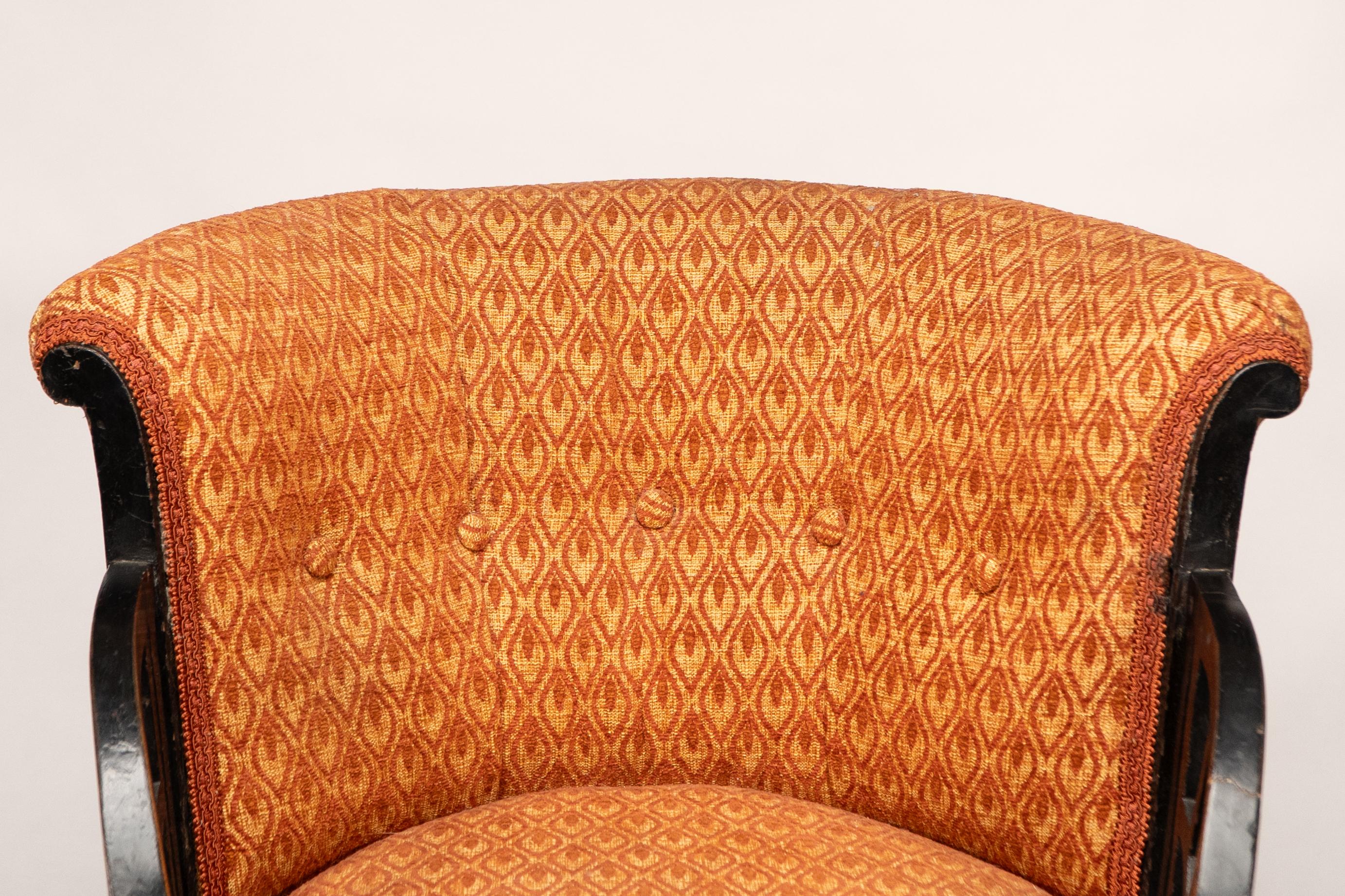 E W Godwin attri. Un sillón circular anglojaponés con brazos en forma de abanico en venta 1
