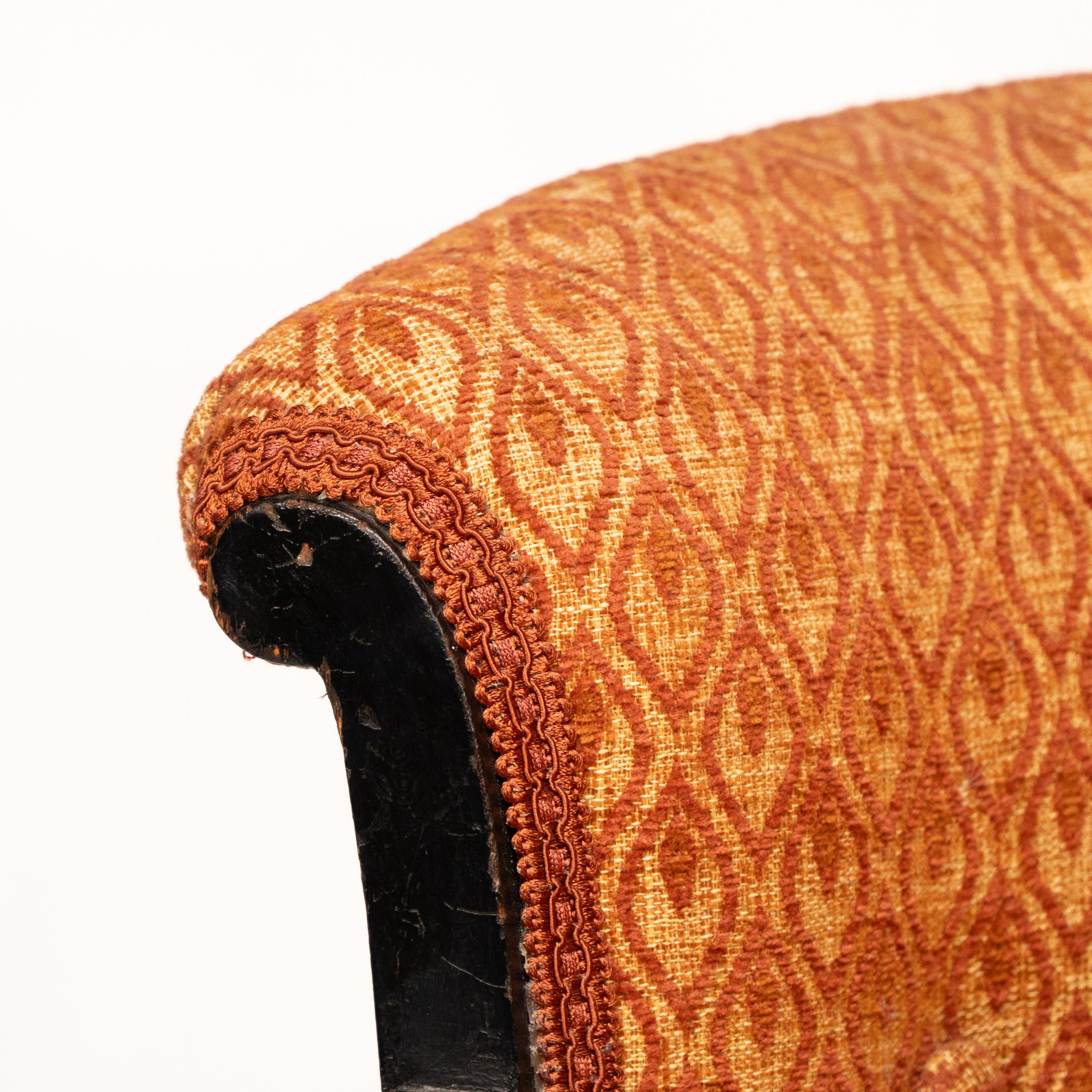 E W Godwin attri. Un sillón circular anglojaponés con brazos en forma de abanico en venta 2