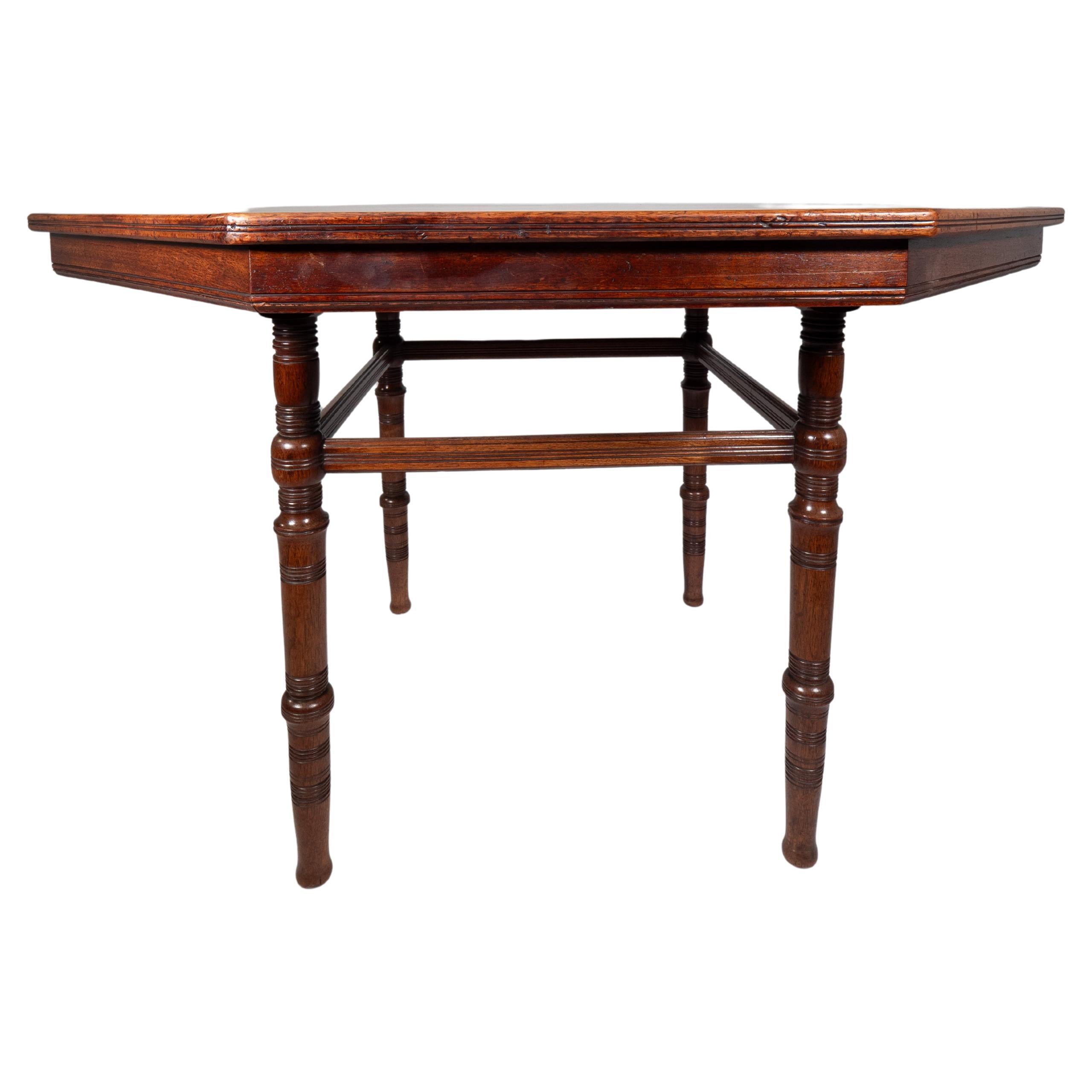 E W Godwin atribuido. Una mesa de centro octogonal de nogal Aesthetic Movement