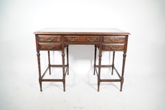 E. W. Godwin für Collinson & Lock. Ein Aesthetic Movement Nussbaum-Schreibtisch