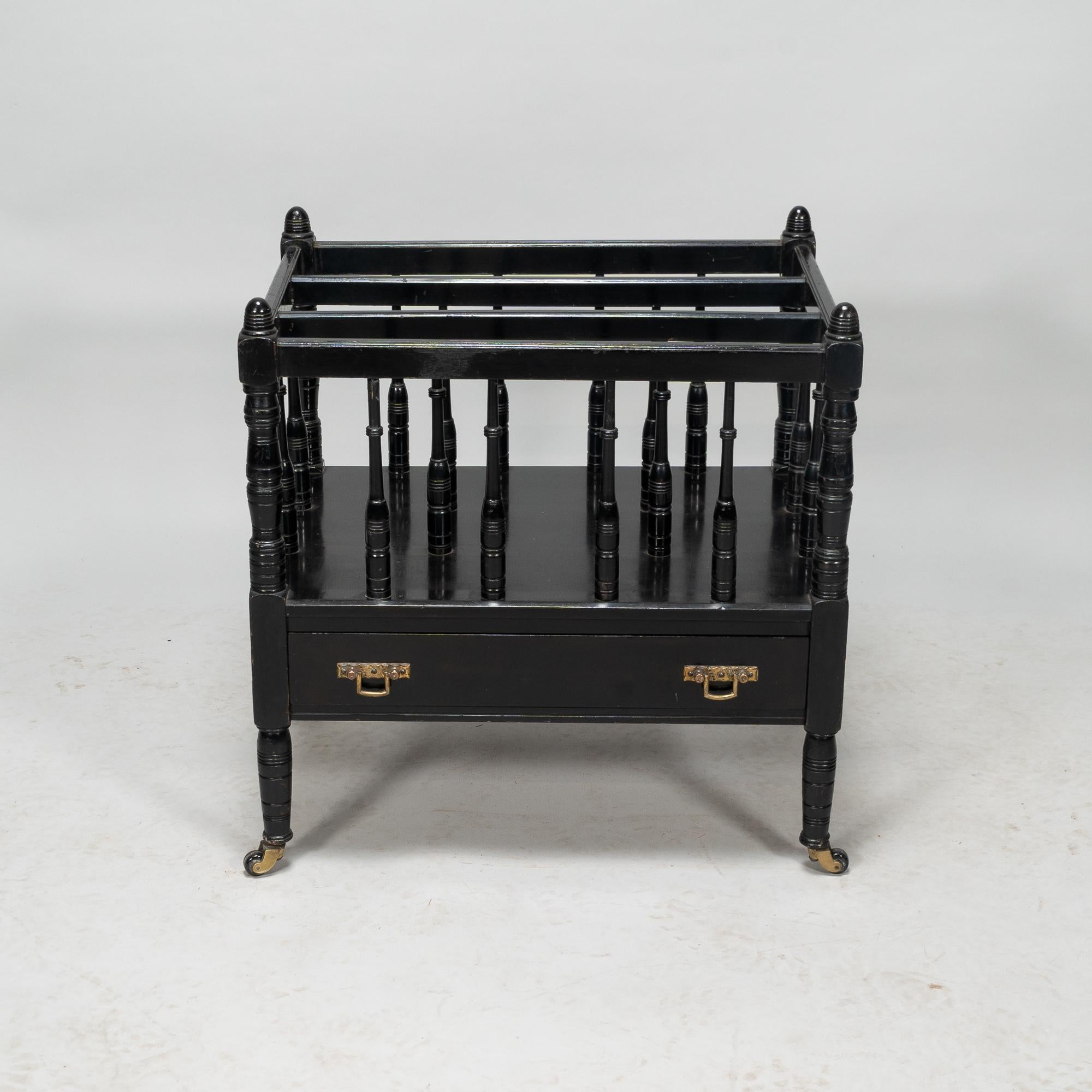 E. W. Godwin für Gillows zugeschrieben, Aesthetic Movement Nussbaum und Ebonized Canterbury
Die länglichen, gedrechselten Stützen, die die Trennwände für die Magazine bilden, stehen auf gedrechselten und eingeschnittenen Beinen mit den originalen