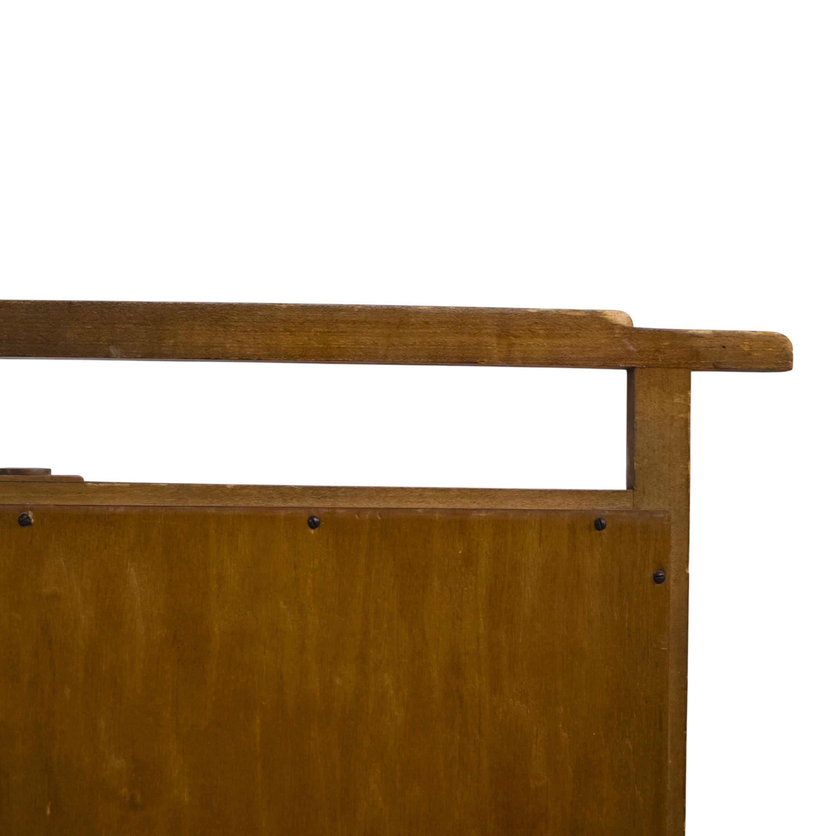 Stile E W Godwin. Un parafuoco anglo-giapponese con un ricamo in seta giapponese. in vendita 7