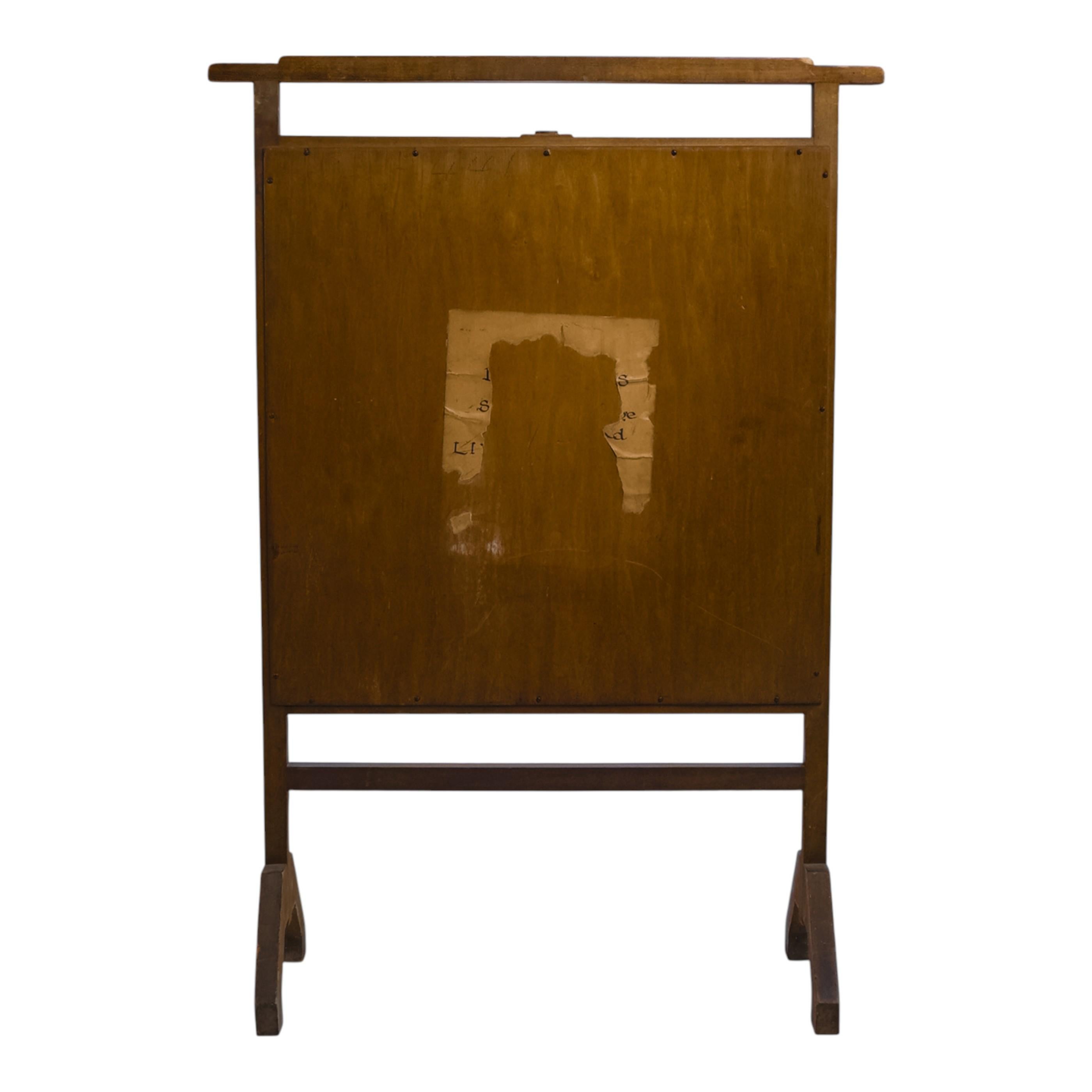 Stile E W Godwin. Un parafuoco anglo-giapponese con un ricamo in seta giapponese. In condizioni buone in vendita a London, GB