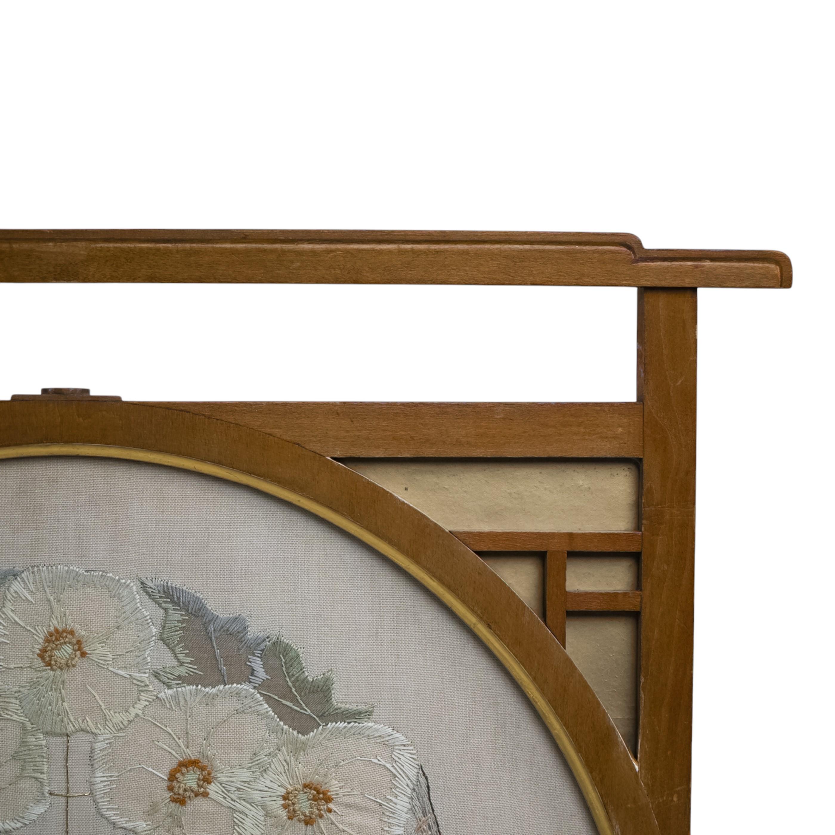 Noce Stile E W Godwin. Un parafuoco anglo-giapponese con un ricamo in seta giapponese. in vendita