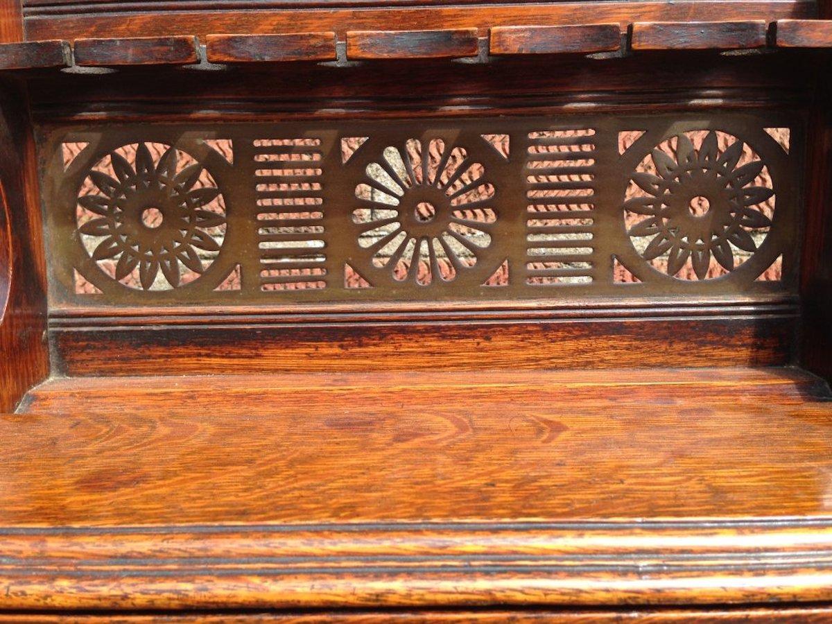 Fatto a mano Aesthetic Movement, portapipa in Oak con piastra in ottone a traforo di stile giapponese in vendita