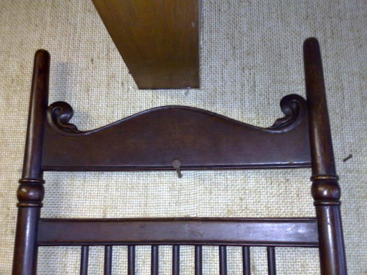 E W Godwin Stil eines Aesthetic Movement Eichenholzstuhls mit hoher Rückenlehne und niedriger Sitzfläche (Ästhetizismus) im Angebot