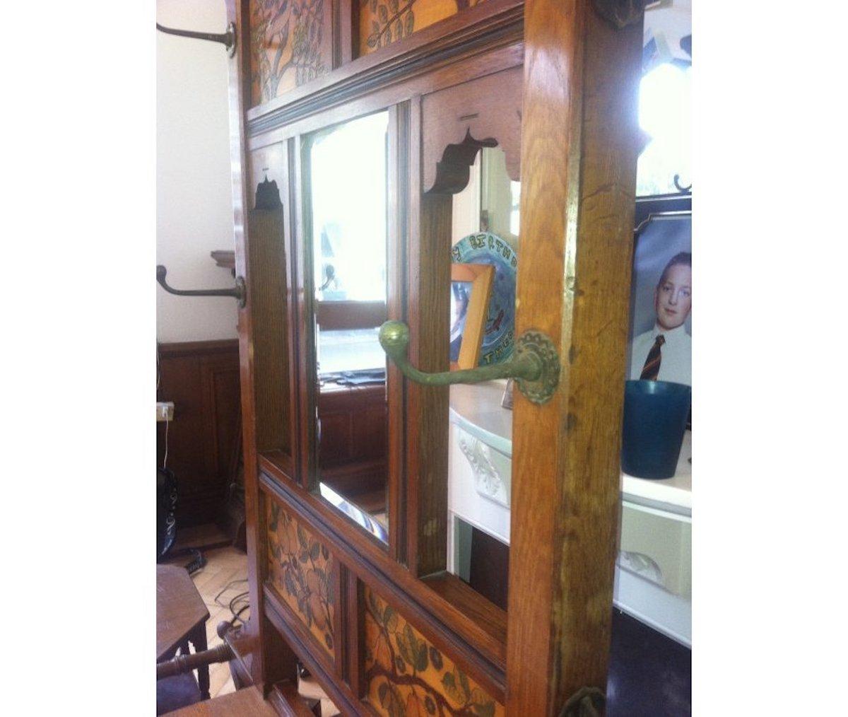 E W Godwin Style of, Leggio in quercia anglo-giapponese con uccelli canterini in fiore In condizioni buone in vendita a London, GB